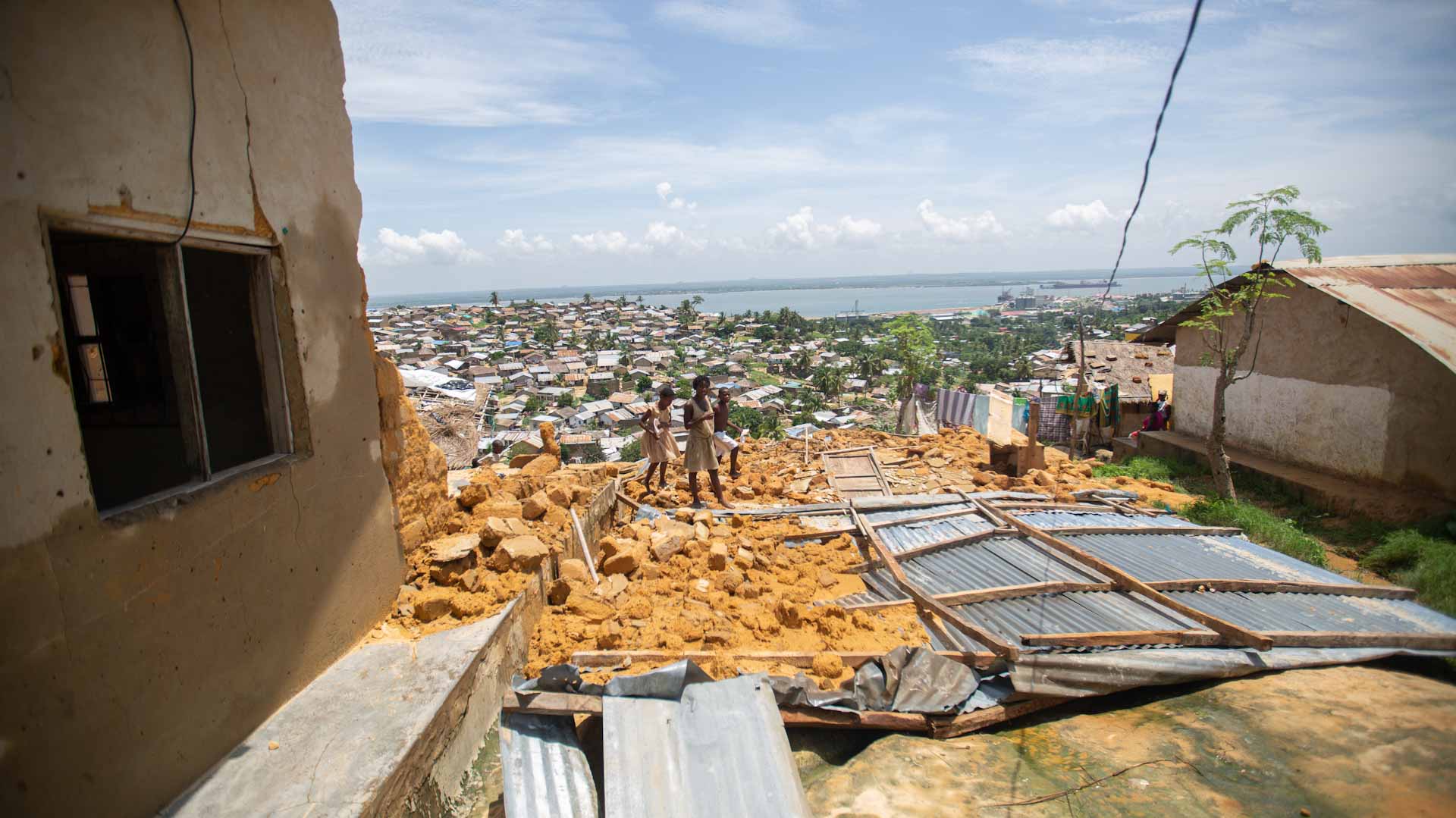 Image for the title: 17 die as cyclone lashes Mozambique, Malawi 