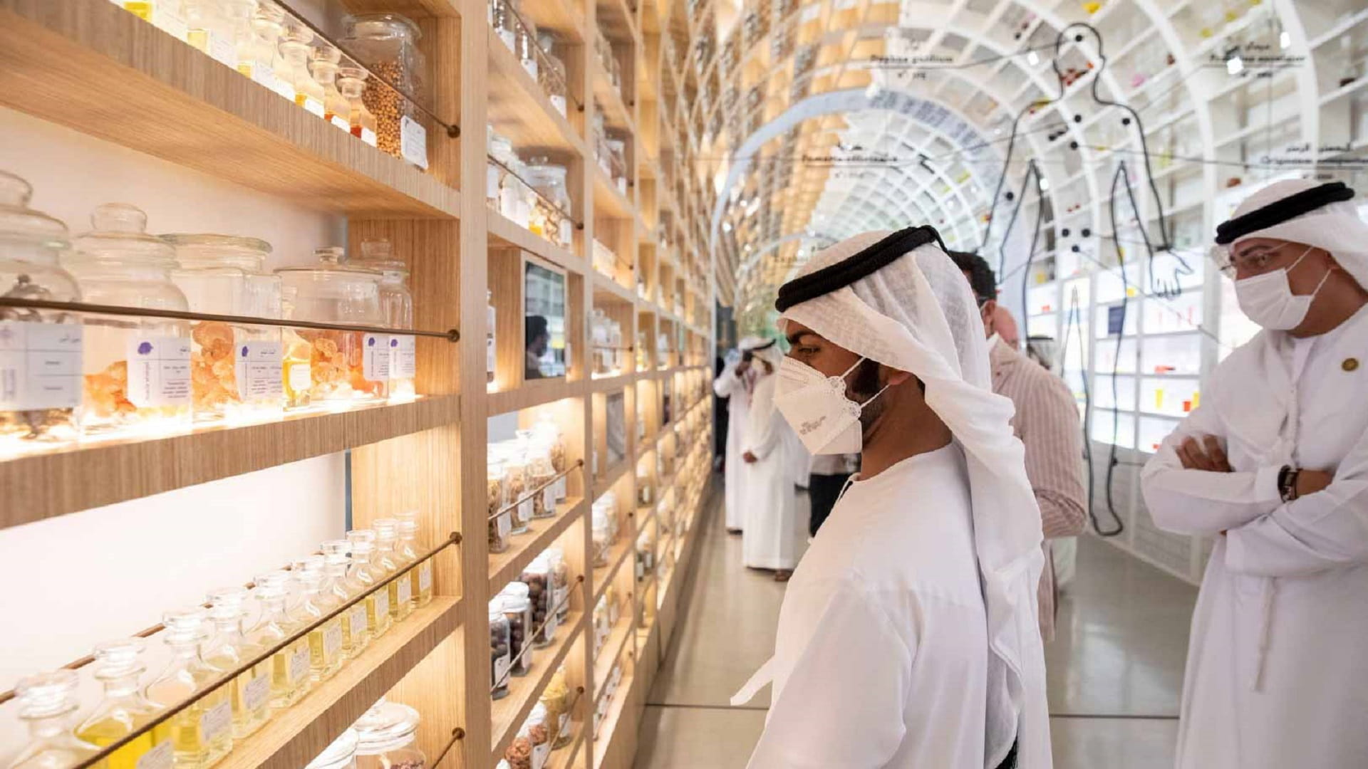 صورة بعنوان: خليفة بن طحنون يزور جناحي الاستدامة والفرص في إكسبو 2020 دبي 
