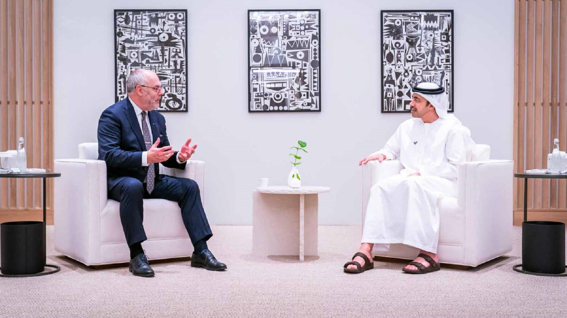 صورة بعنوان: عبد الله بن زايد يلتقي رئيس أستونيا في مقر إكسبو 2020 