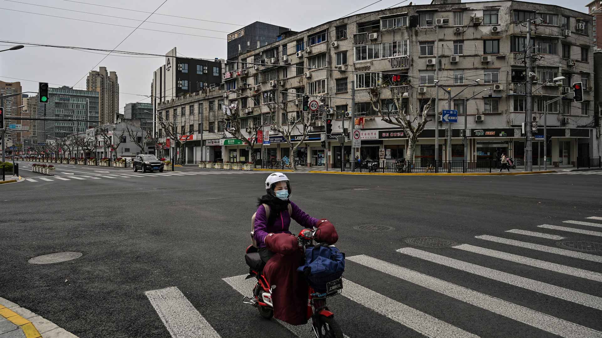 Image for the title: Shanghai tightens COVID lockdown screws again as curbs enter day2 