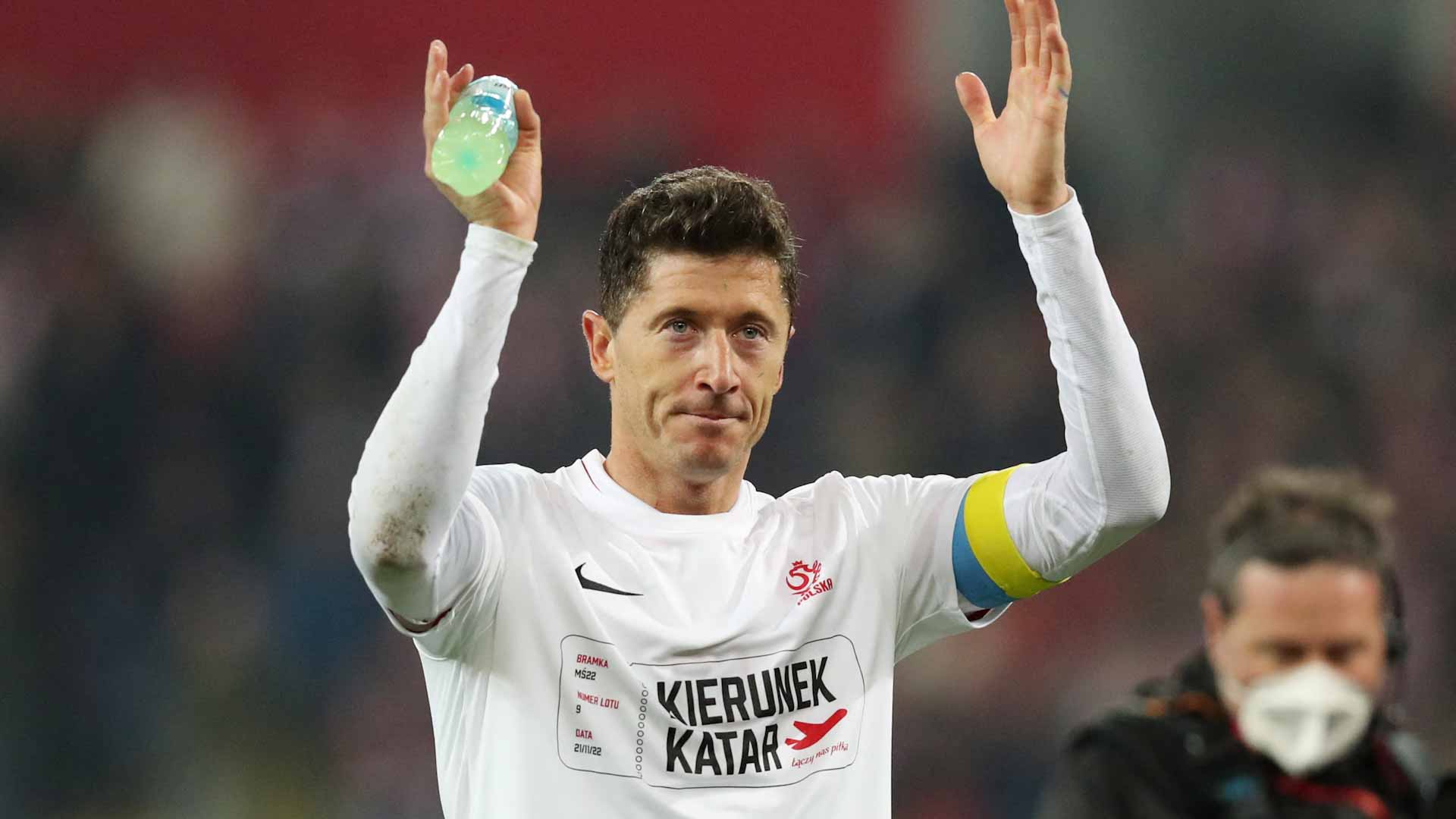 Image for the title: Lewandowski helps send Poland to Qatar 