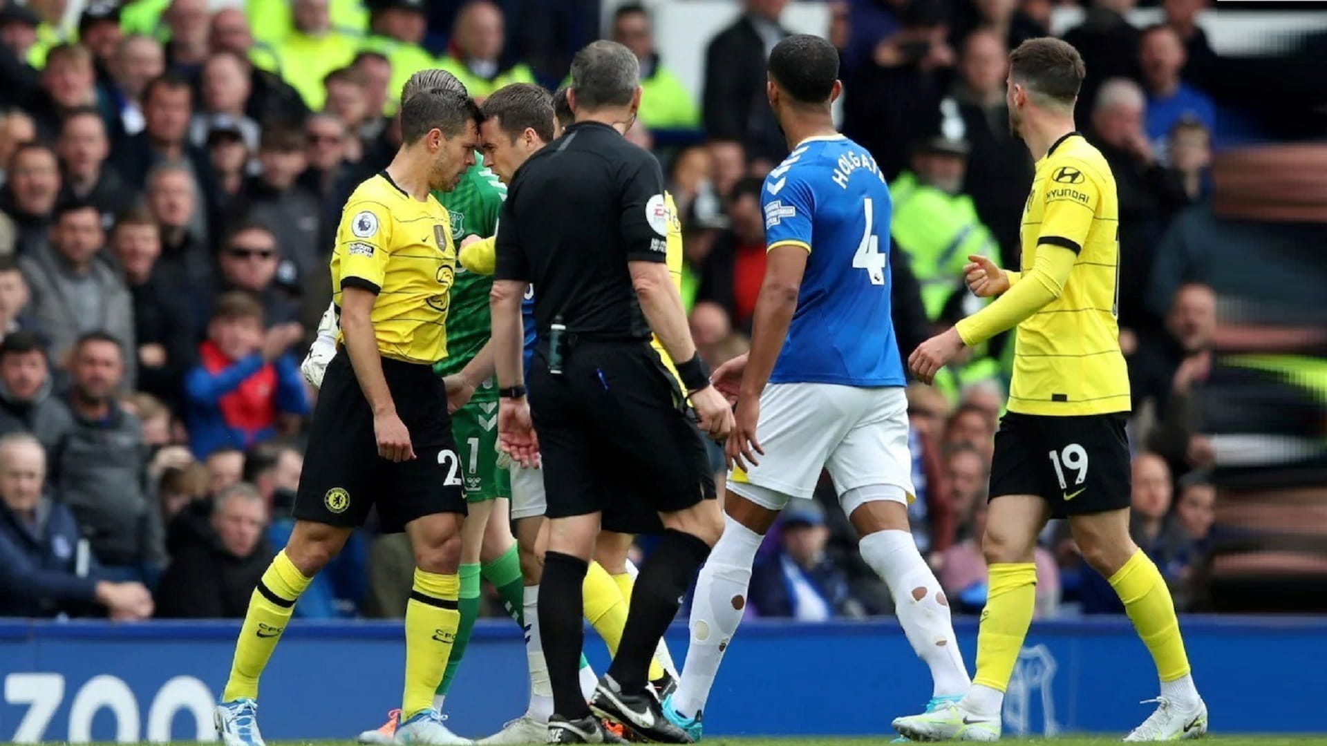 Image for the title: Everton achieves 1-0 win over Chelsea 