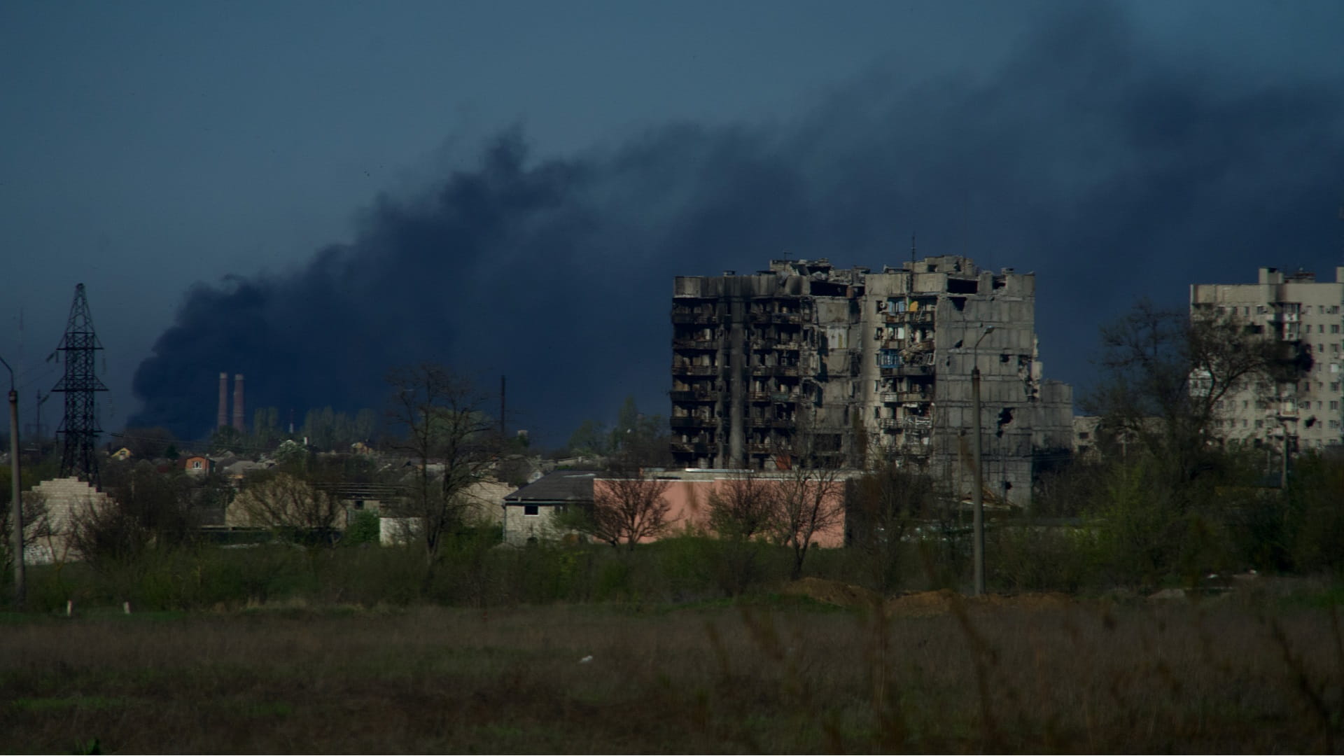 Image for the title: 'Heavy fighting' in Ukraine's east as Mariupol evacuation delayed 