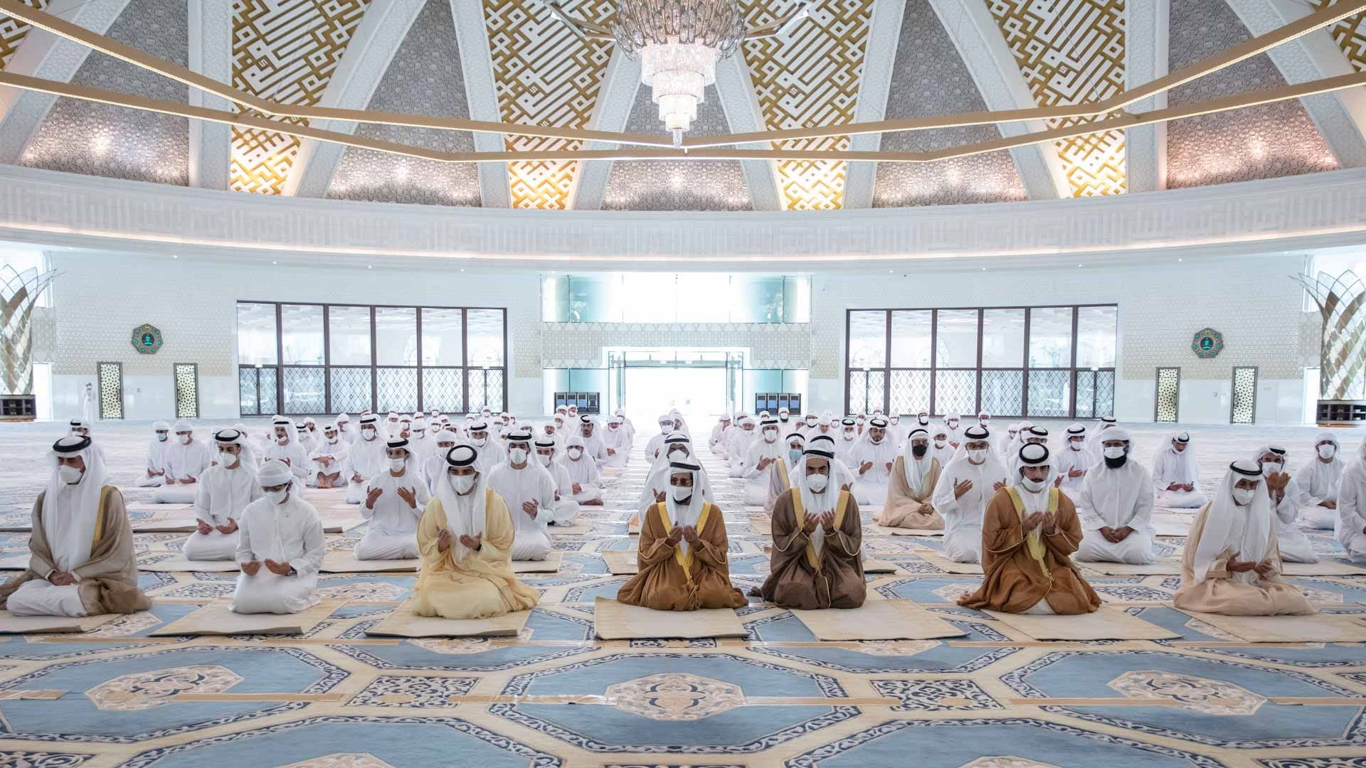 صورة بعنوان: طحنون بن محمد يؤدي صلاة عيد الفطر في العين 