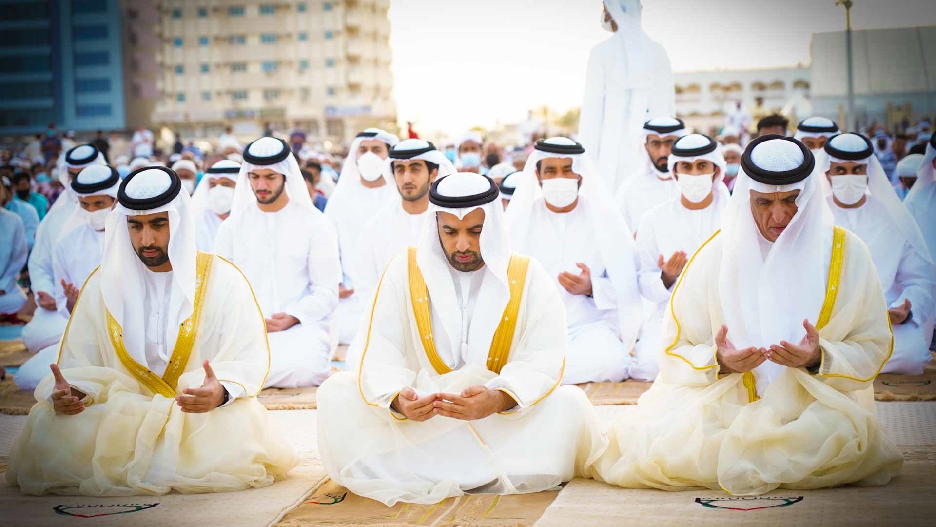 صورة بعنوان: حاكم رأس الخيمة يؤدي صلاة عيد الفطر بمصلى العيد في خزام 