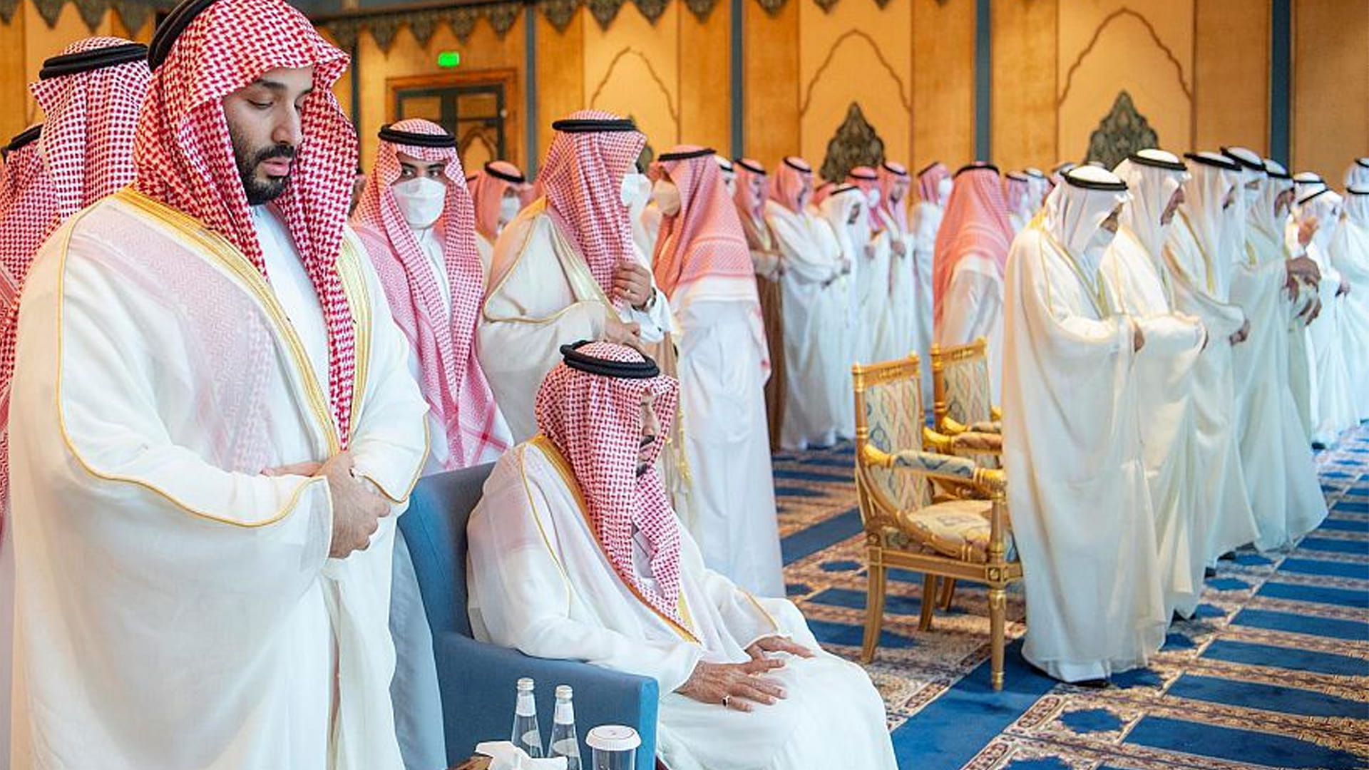 Image for the title: King Salman performs Eid Al Fitr prayer at the Grand Mosque 