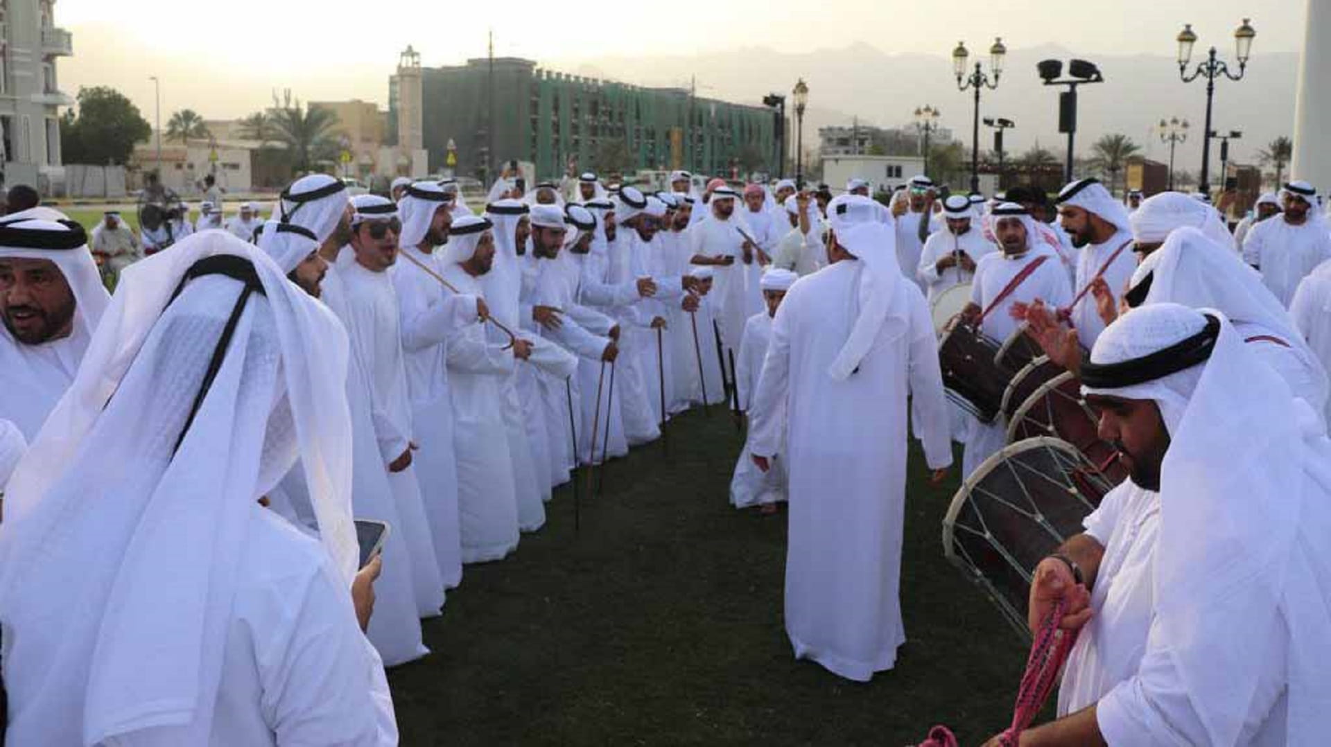 صورة بعنوان: مجلس دبا الحصن ينظم فعاليات العيد من أمام سارية العلم  