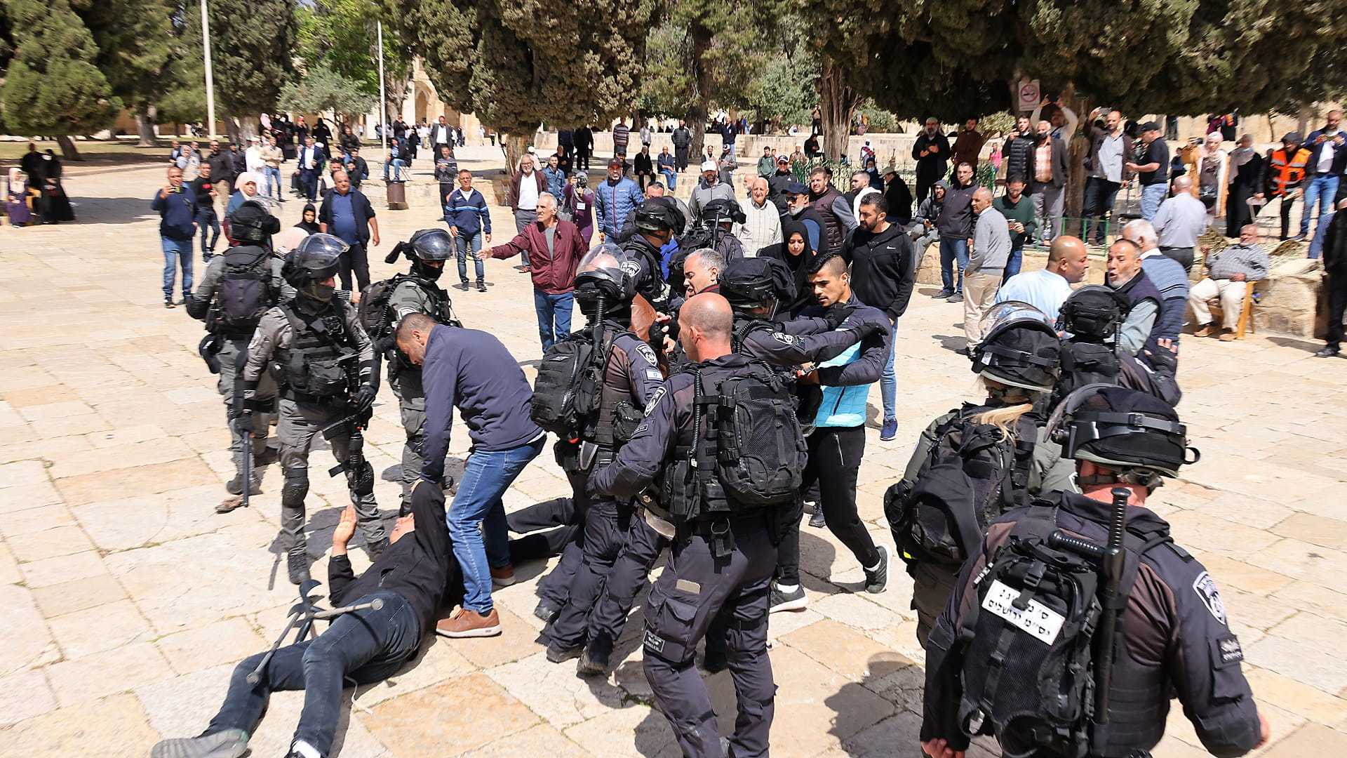 Image for the title: New clashes at Jerusalem's Al-Aqsa mosque compound 