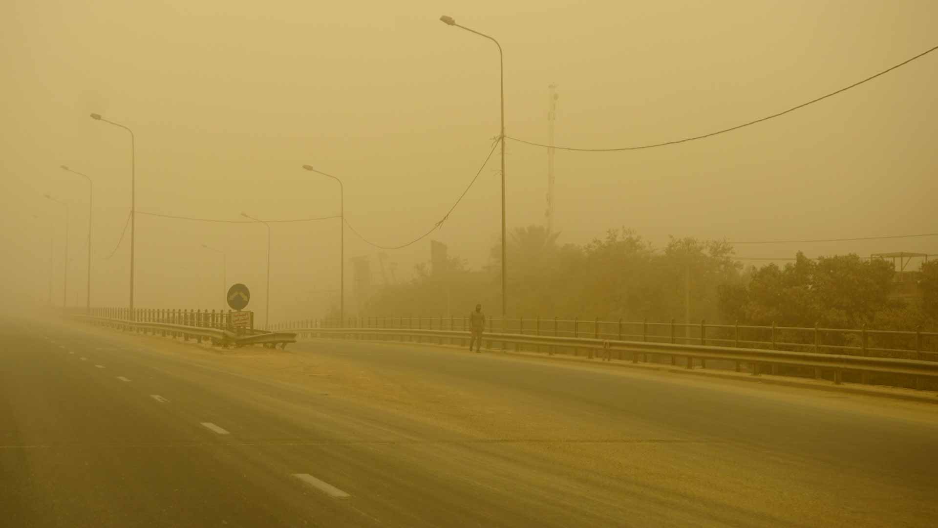 Image for the title: Iraq sandstorm sends more than 1,000 to hospital 