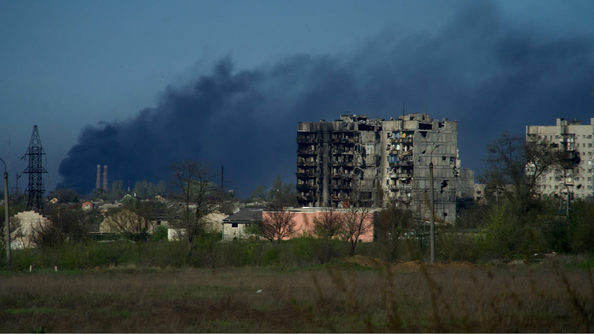 Image for the title: Russian ceasefire to begin at besieged Mariupol steel plant 