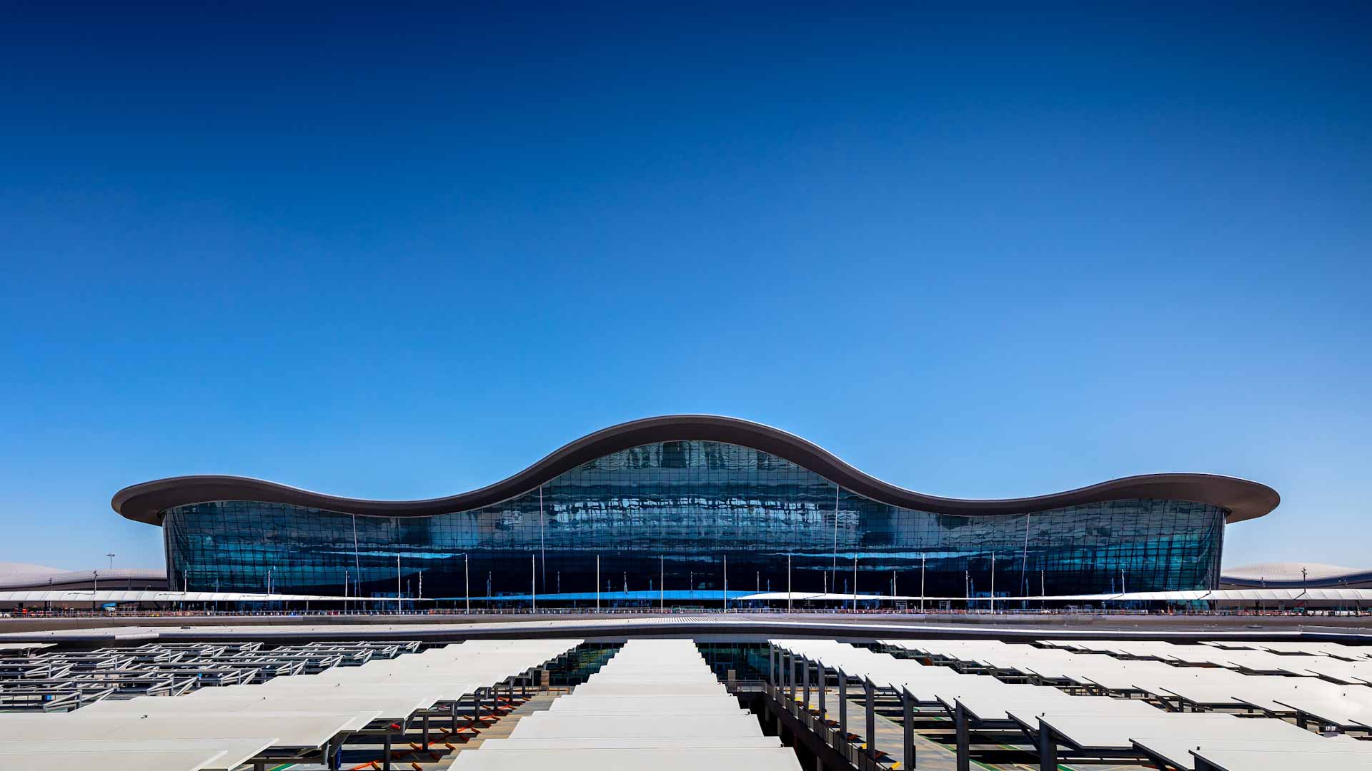 Image for the title: Over 2.56 million passengers pass through Abu Dhabi Airport in Q1 
