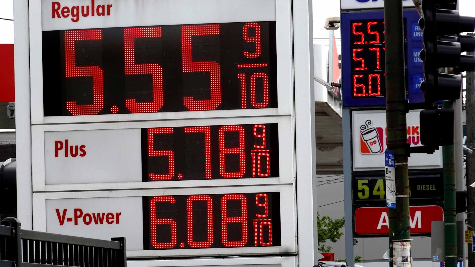 Image for the title: Gas prices hit new record in US 