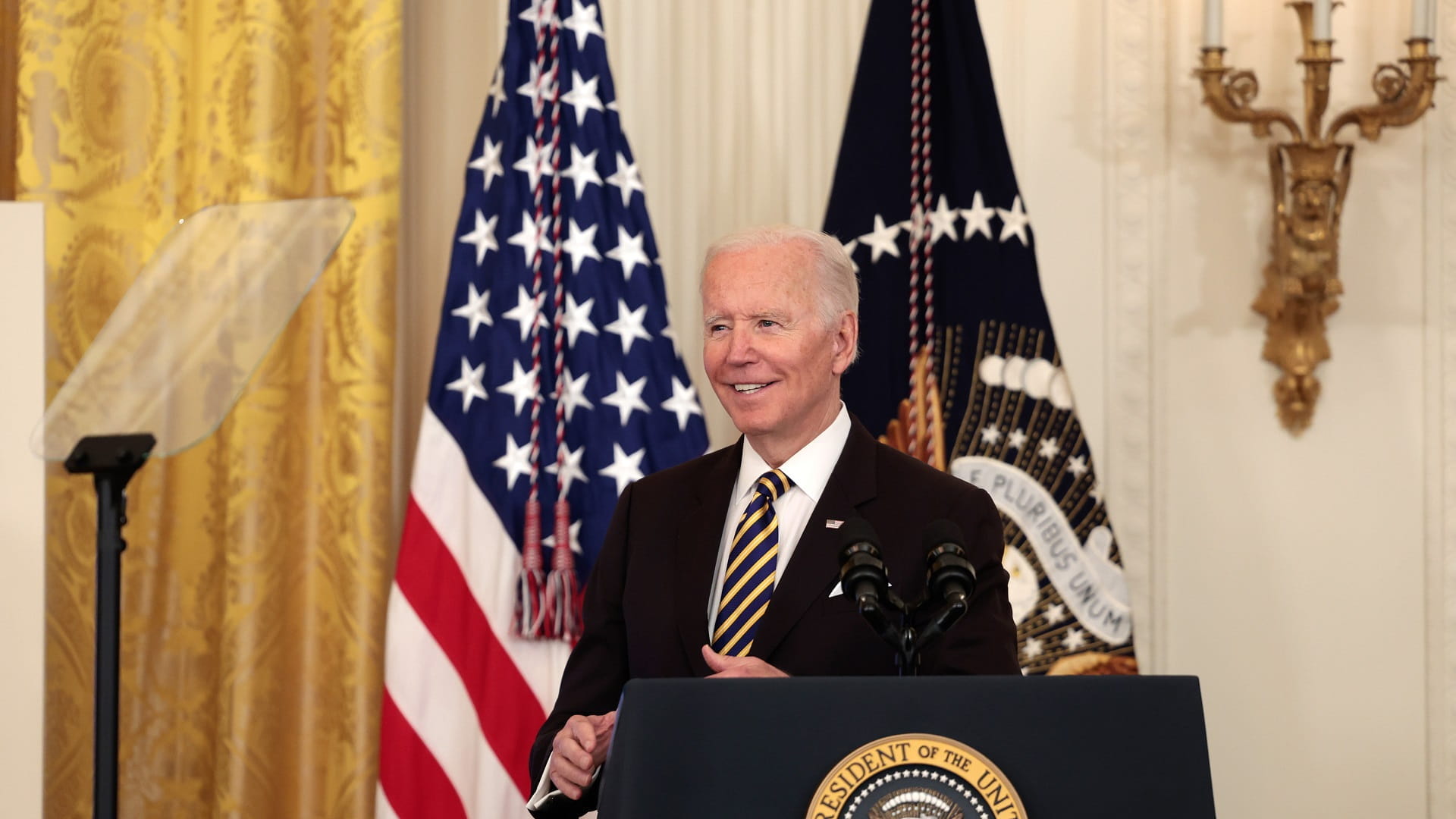 Image for the title: Biden says Finland, Sweden NATO bids will be 'OK' 