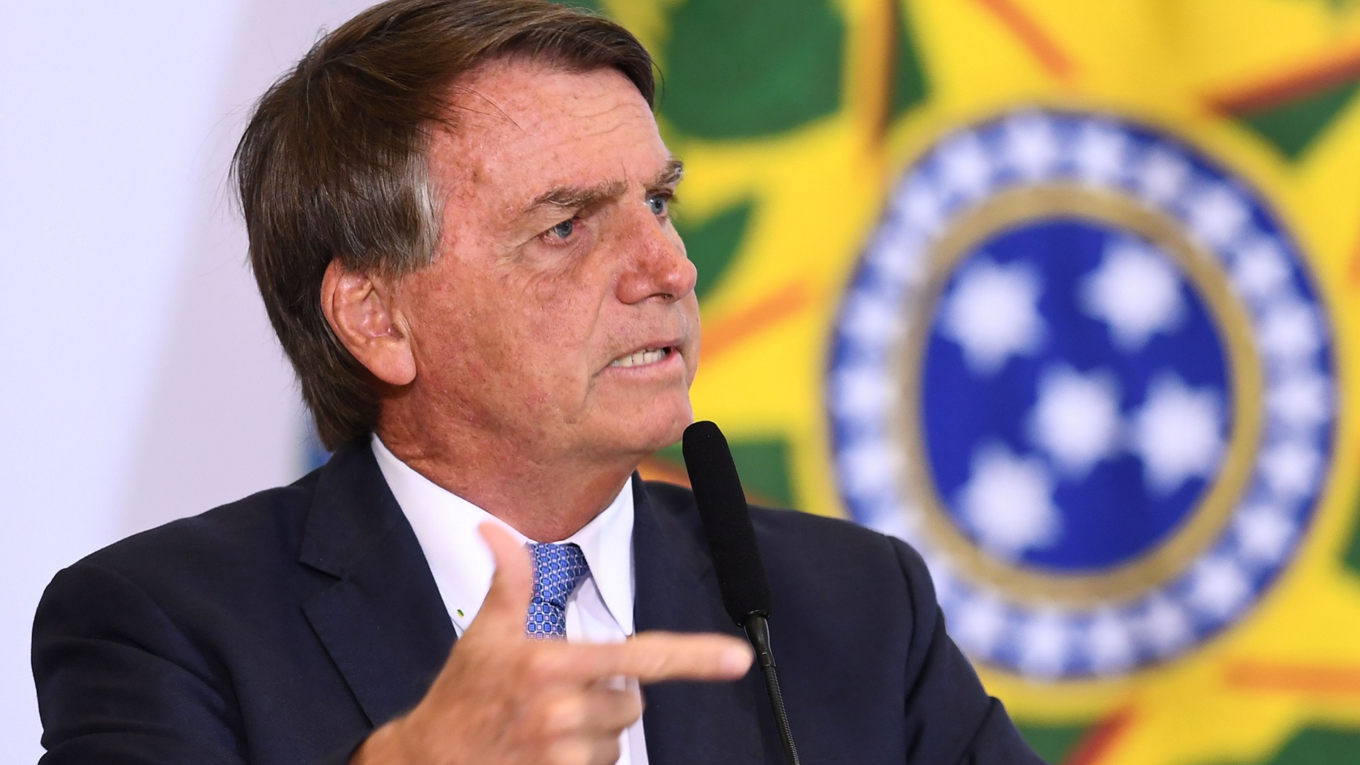 Image for the title: Bolsonaro in renewed attack on voting system 