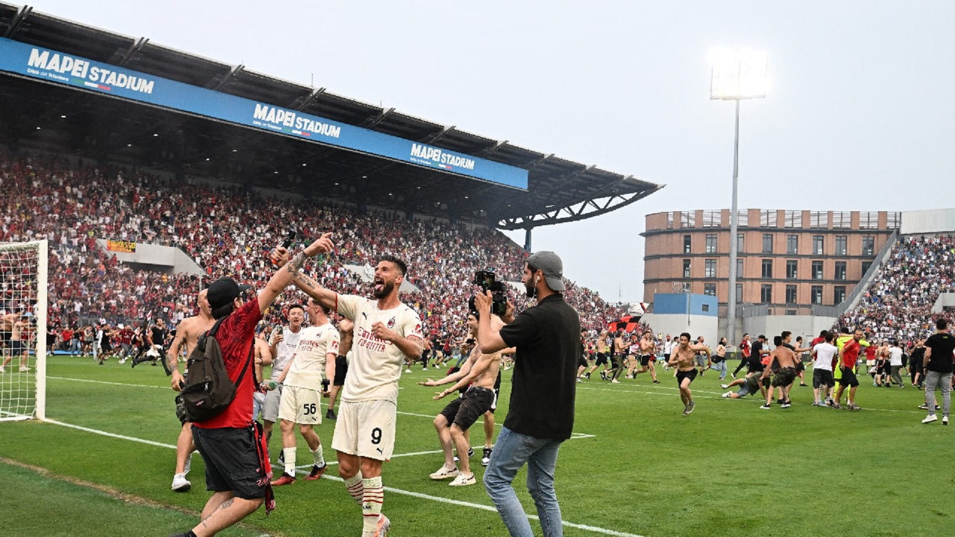 صورة بعنوان: ميلان يتوج بلقب الدوري الإيطالي بعد غياب 11 عاماً 