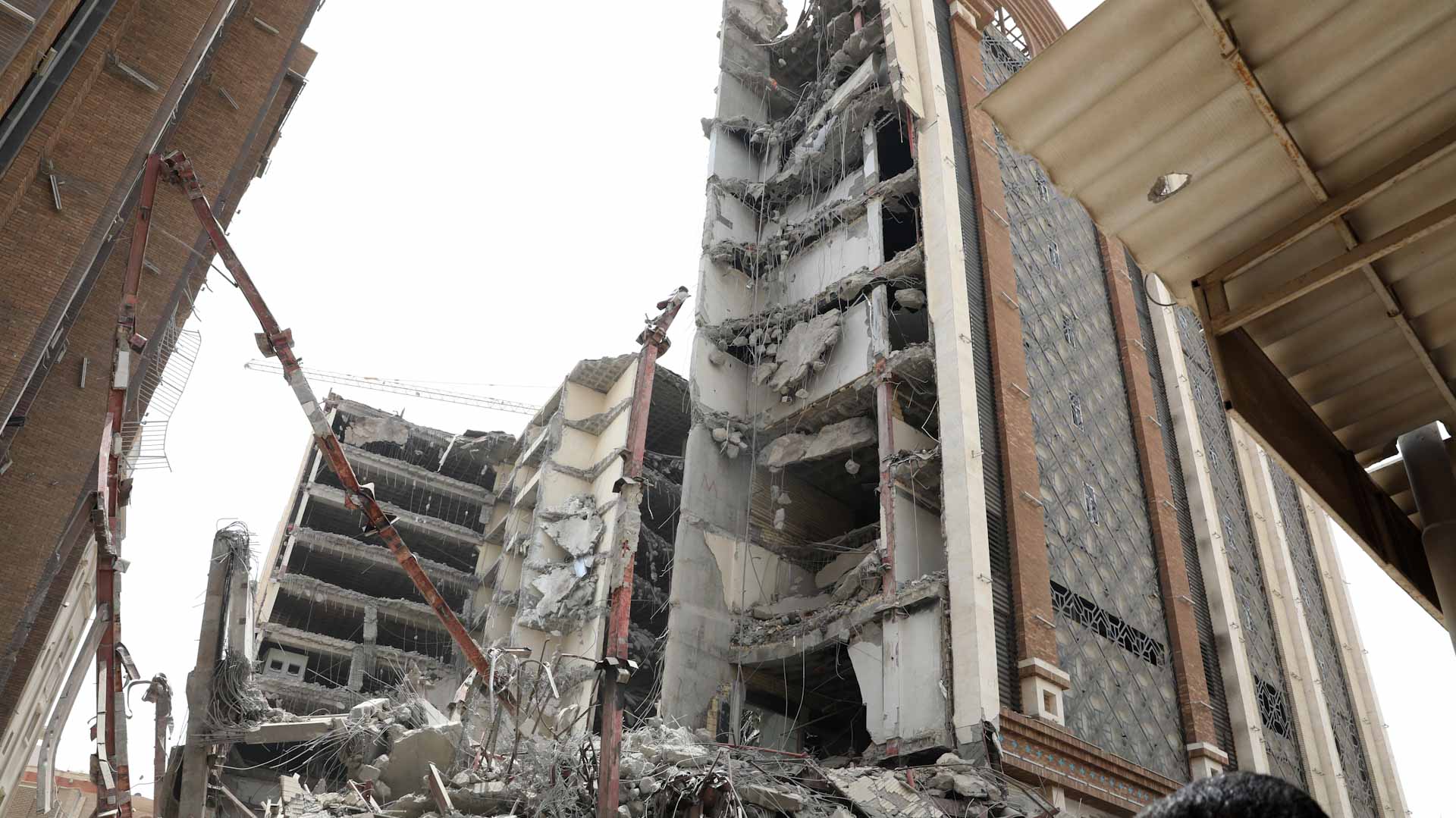 Image for the title: Death toll rises to 10 after building collapses in Iran's Abadan 
