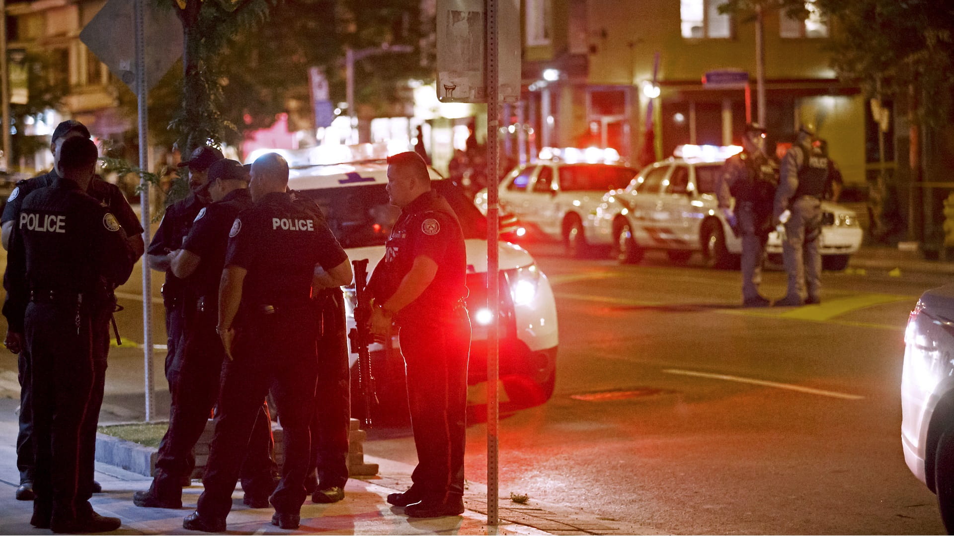 Image for the title: Toronto police shoot suspect carrying gun nearby school 