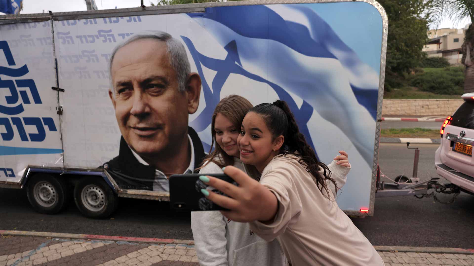 صورة بعنوان: في سباق انتخابي محموم..نتنياهو يأمل بالعودة مجدداً للسلطة بإسرائيل 