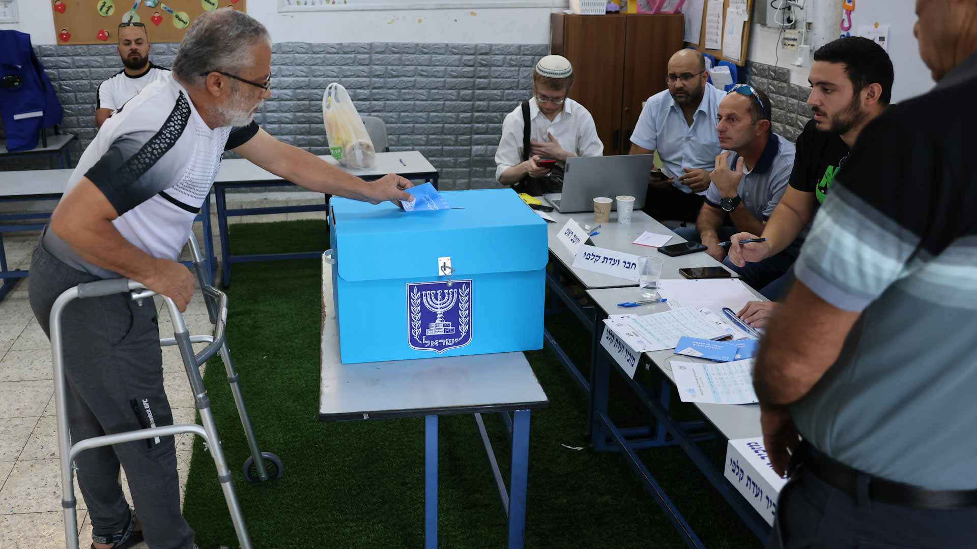 صورة بعنوان: فتح مراكز الاقتراع في الانتخابات التشريعية الخامسة بإسرائيل 