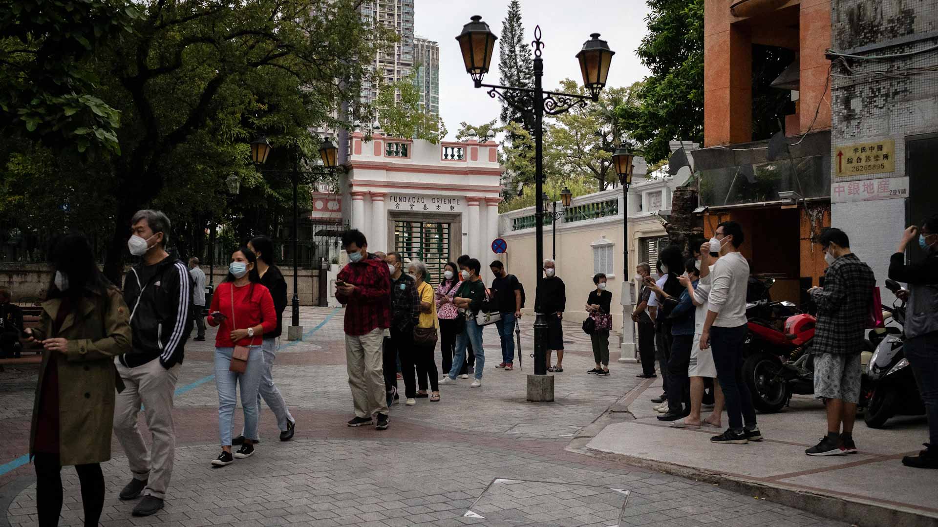 Image for the title: China imposes Covid lockdown on area around iPhone factory 