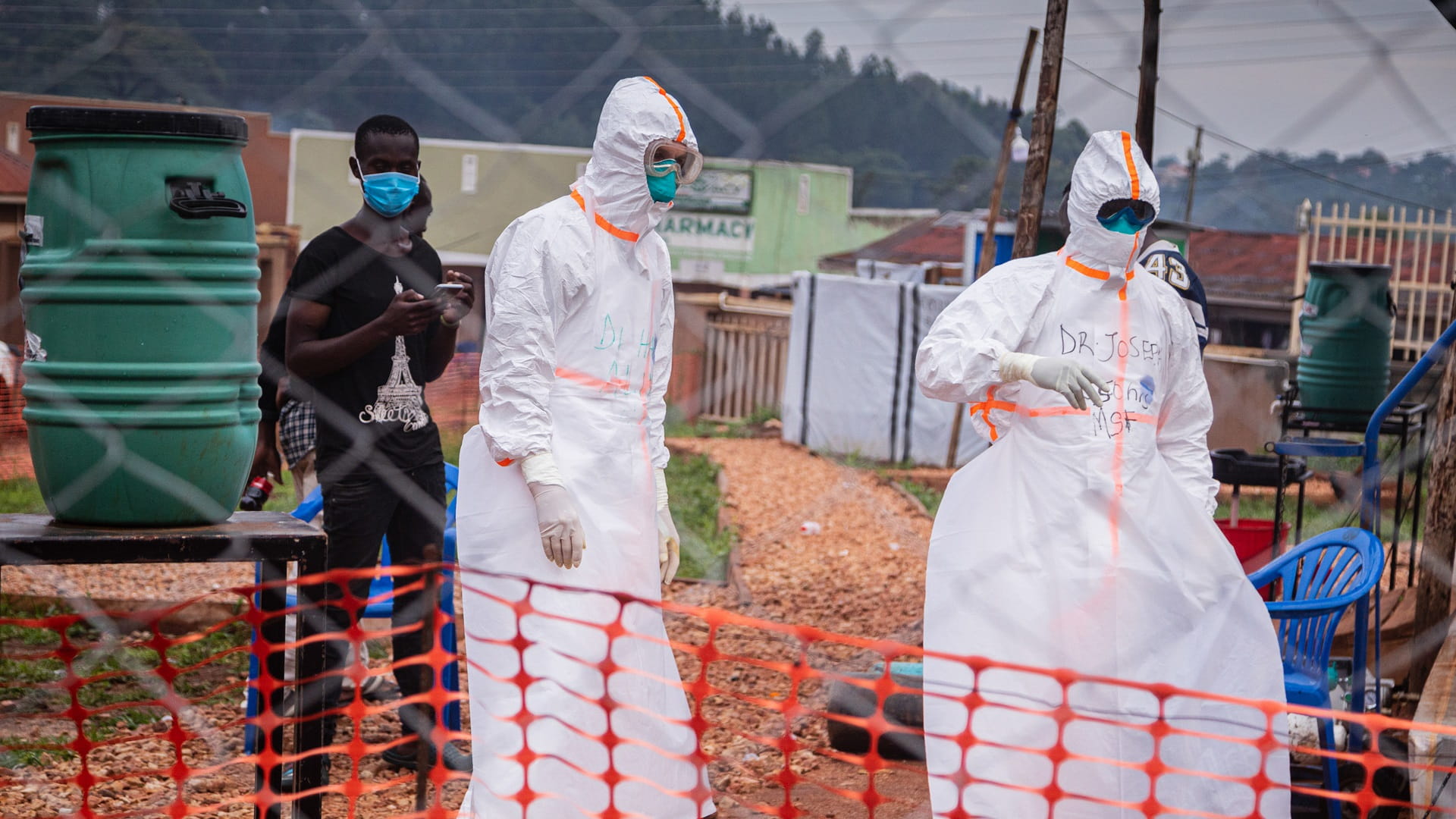 Image for the title: Uganda extends lockdowns as Ebola spreads 