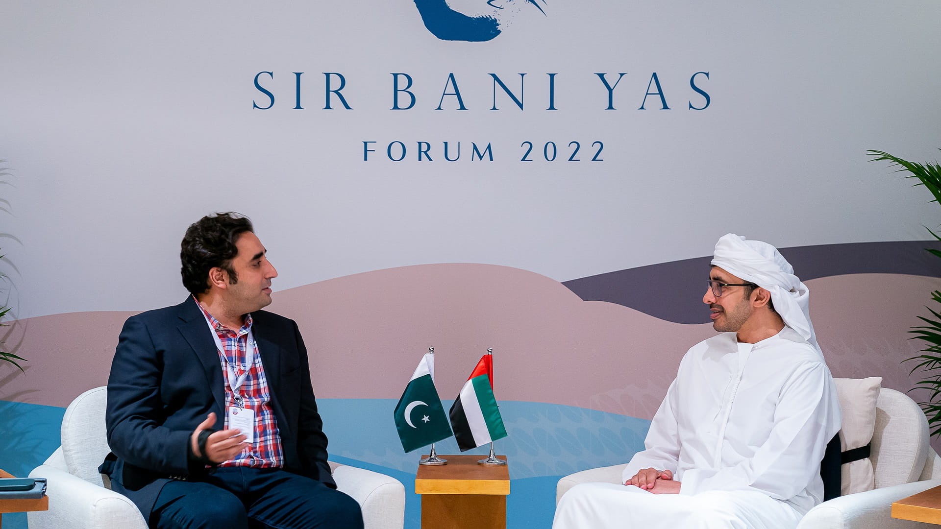 Image for the title: Abdullah bin Zayed receives Pakistani FM 