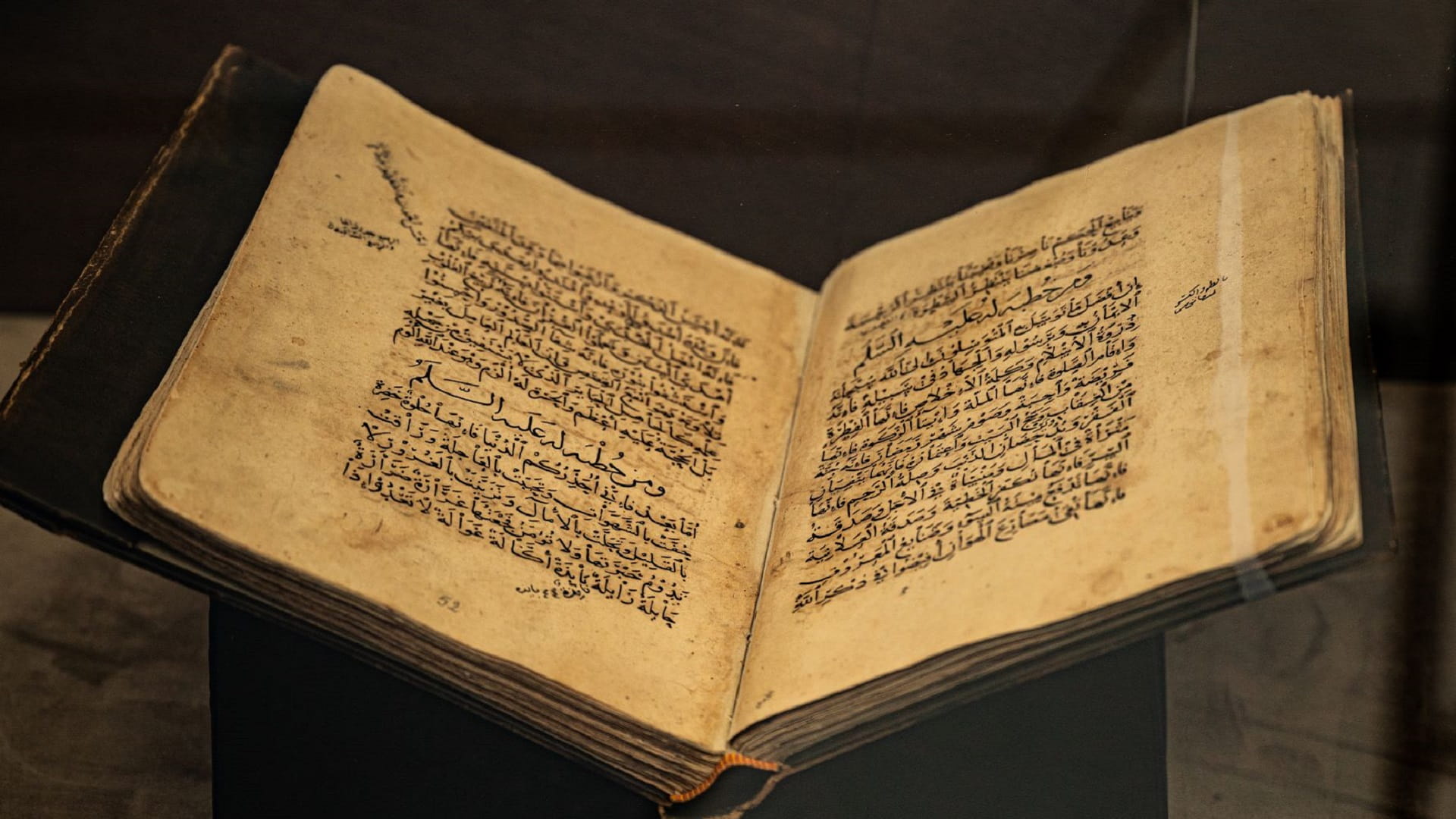 Image for the title: Ancient Arabic and Islamic mss attract history lovers at SIBF 