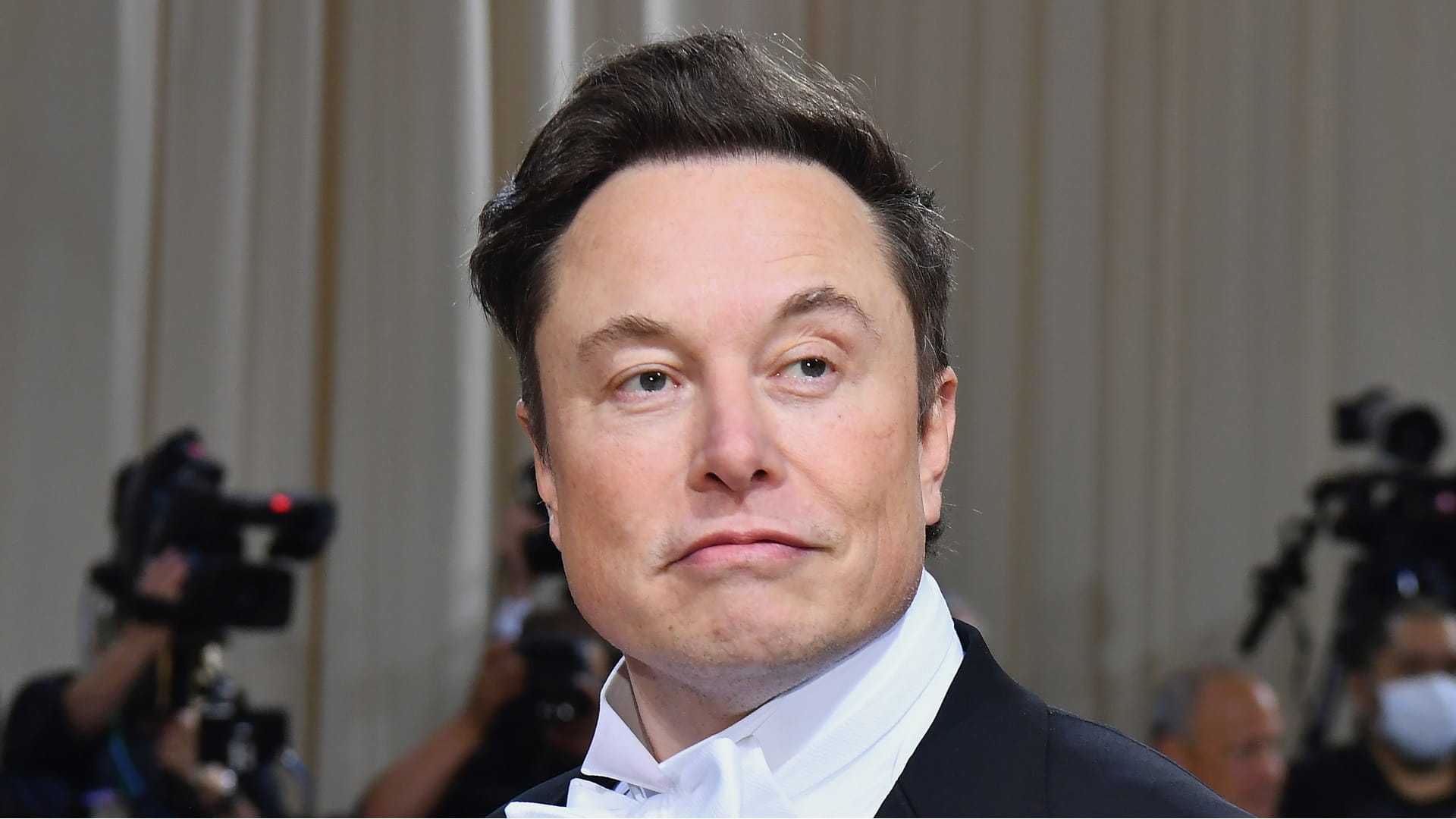 Image for the title: SEC filing: Elon Musk sells roughly $4 billion in Tesla stock 