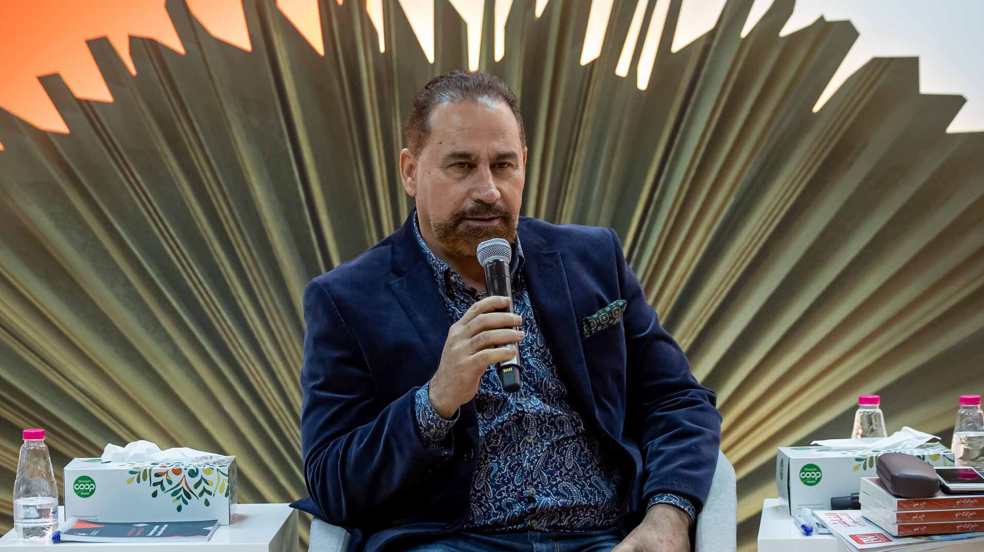 صورة بعنوان: أدباء ونقّاد يستعرضون مفهوم النقد الأدبي في "الشارقة للكتاب" 