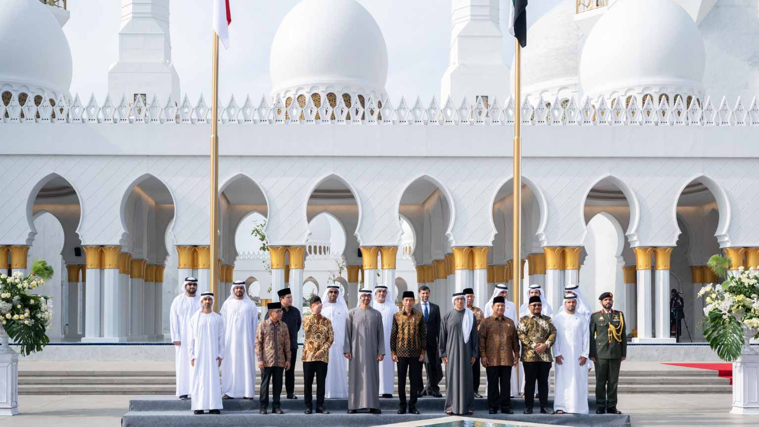 Image for the title: UAE, Indonesian Presidents open Sheikh Zayed Grand Mosque in Solo 