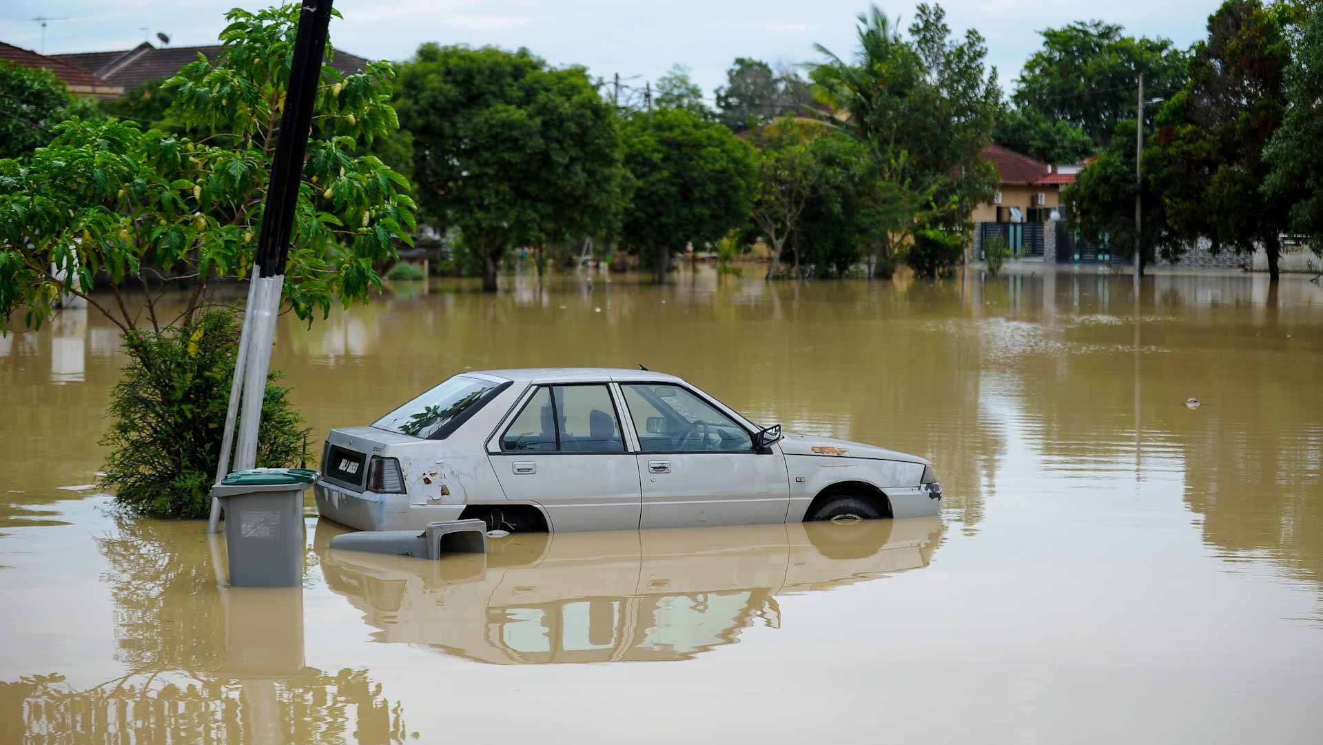 Image for the title: Thousands evacuated as flash floods precede Malaysia's election 