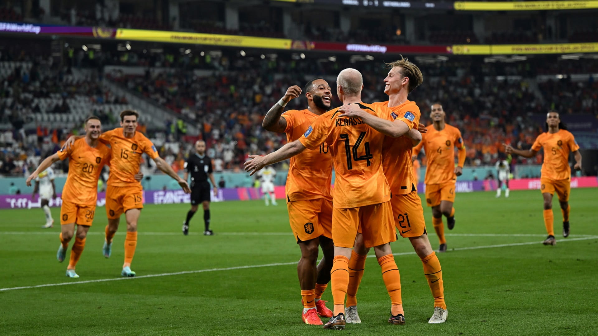 Image for the title: Netherlands leave it late to beat Senegal 2-0 at World Cup 