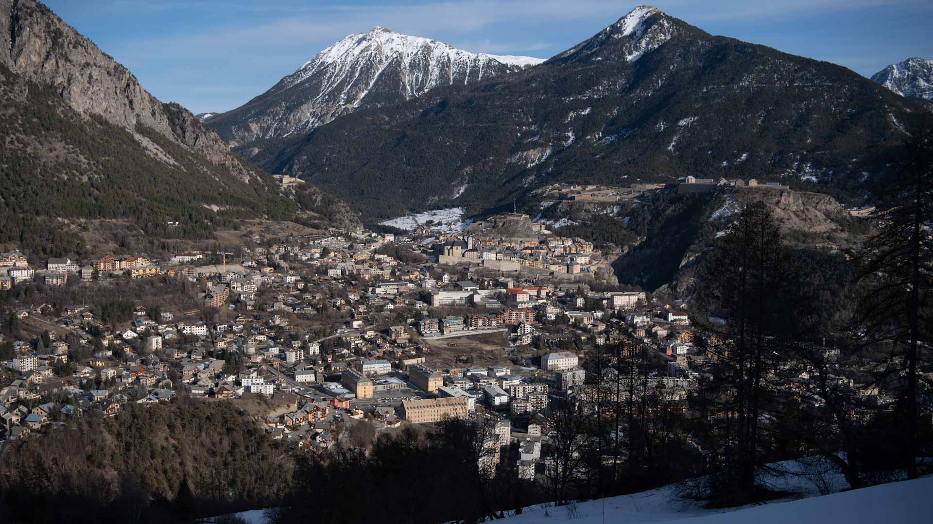 Image for the title: Swiss look to trains to get ski tourism on track 