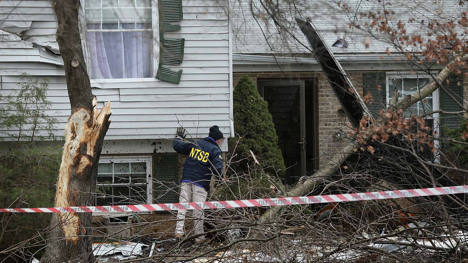 Image for the title: Small plane crash causes mass power outages near Washington 