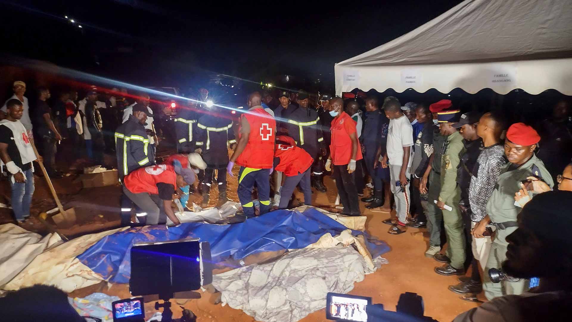 صورة بعنوان: بعد حضور جنازة على أقدامهم..مقتل 14 منهم في انهيار أرضي بالكاميرون 