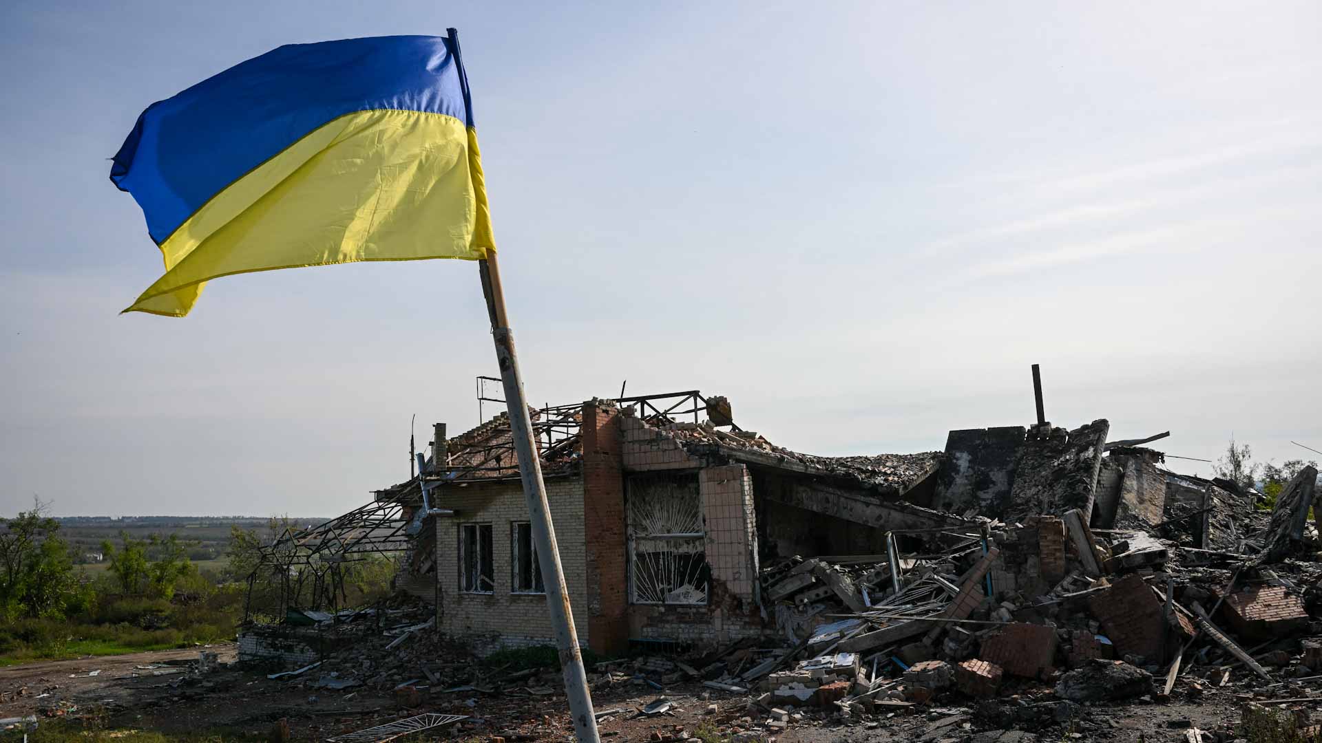 Image for the title: Ukrainian forces advance in south as Russia yields on second front 