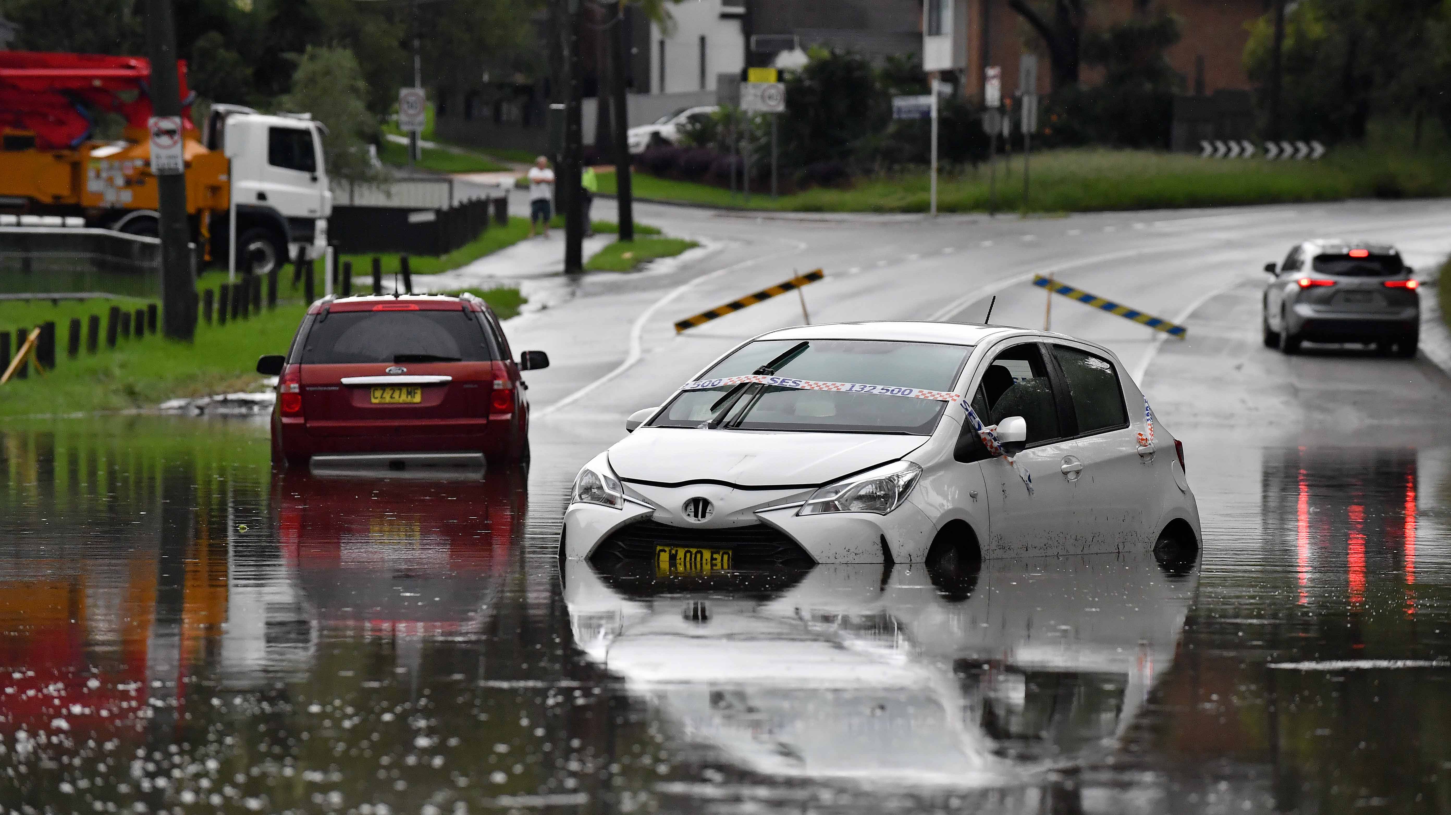 Image for the title: Heavy rain eases in Australia's east, flood threats remain 