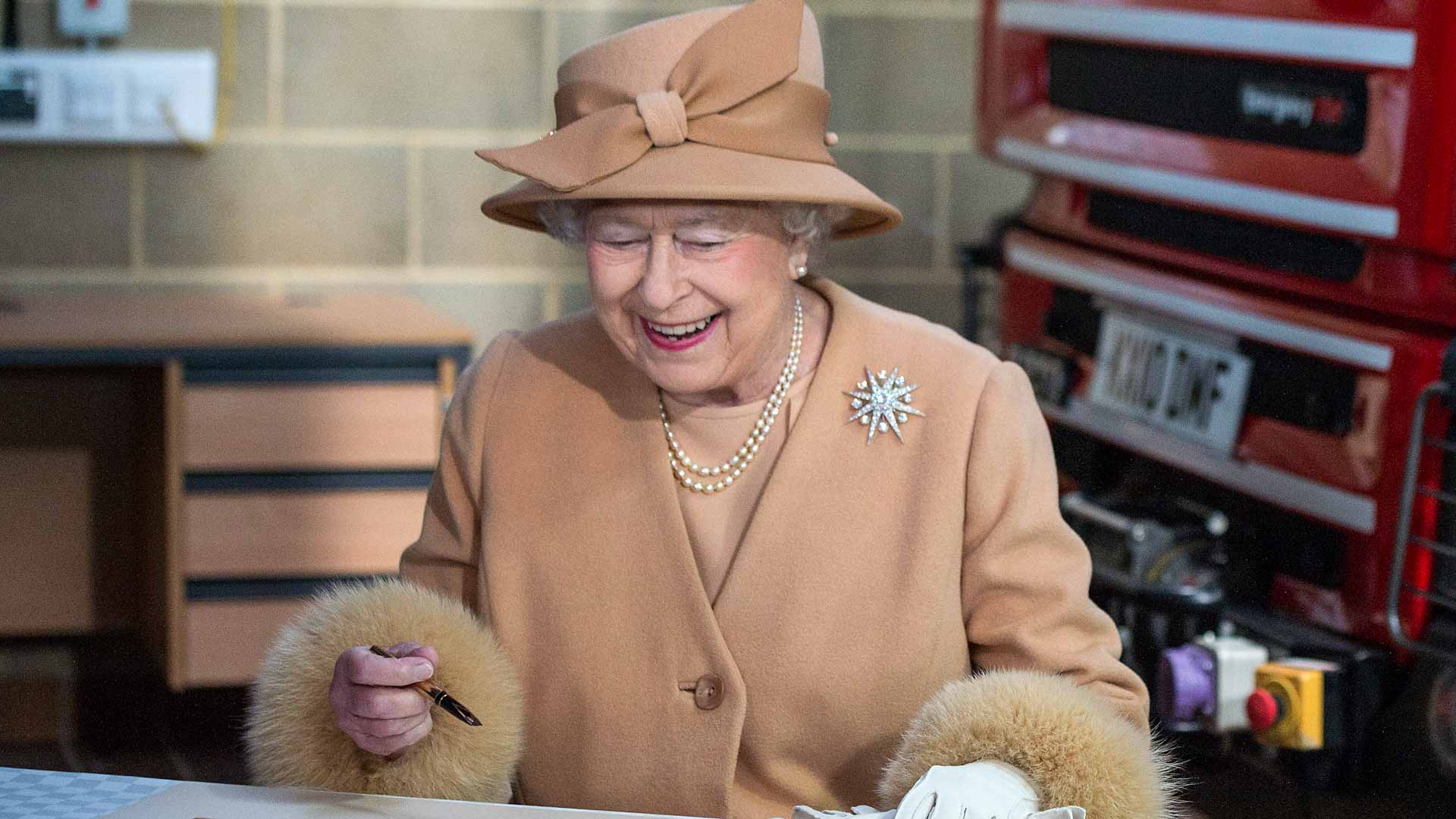 Image for the title: Queen