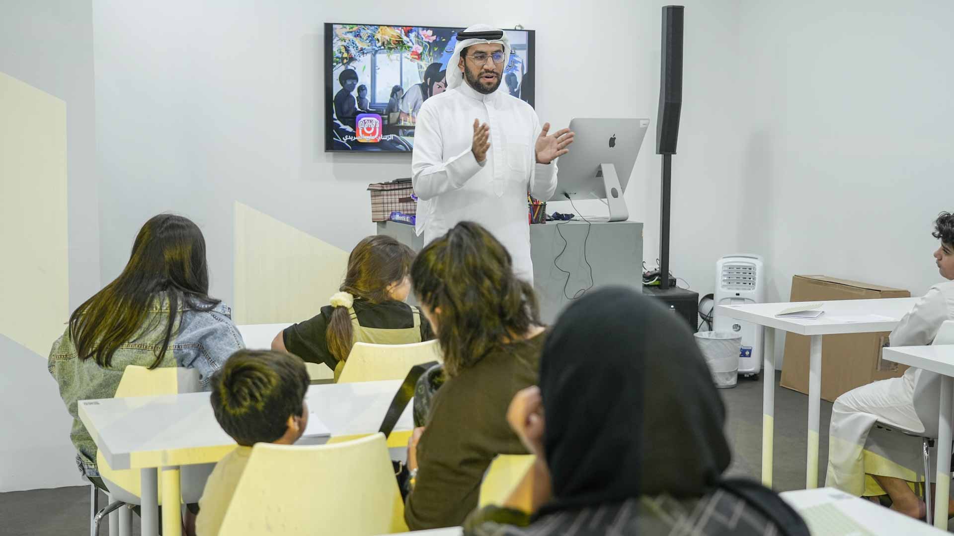 صورة بعنوان: زوار "الشارقة السينمائي" يتعرفون على الإنتاج ورسم شخصيات الأنمي 