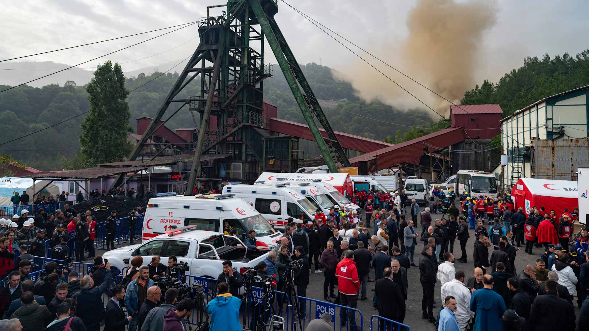 Image for the title: Turkish mine blast death toll rises to 40, one miner missing 