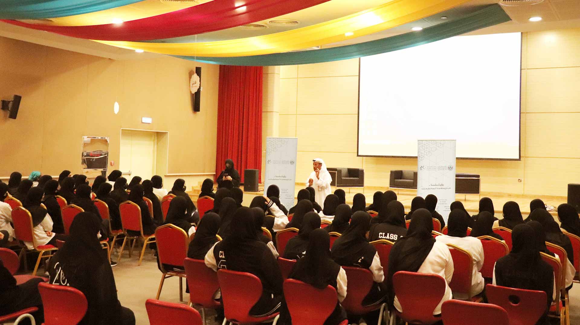 Image for the title: Dibba Al Hisn Parents Council meets with high school students 