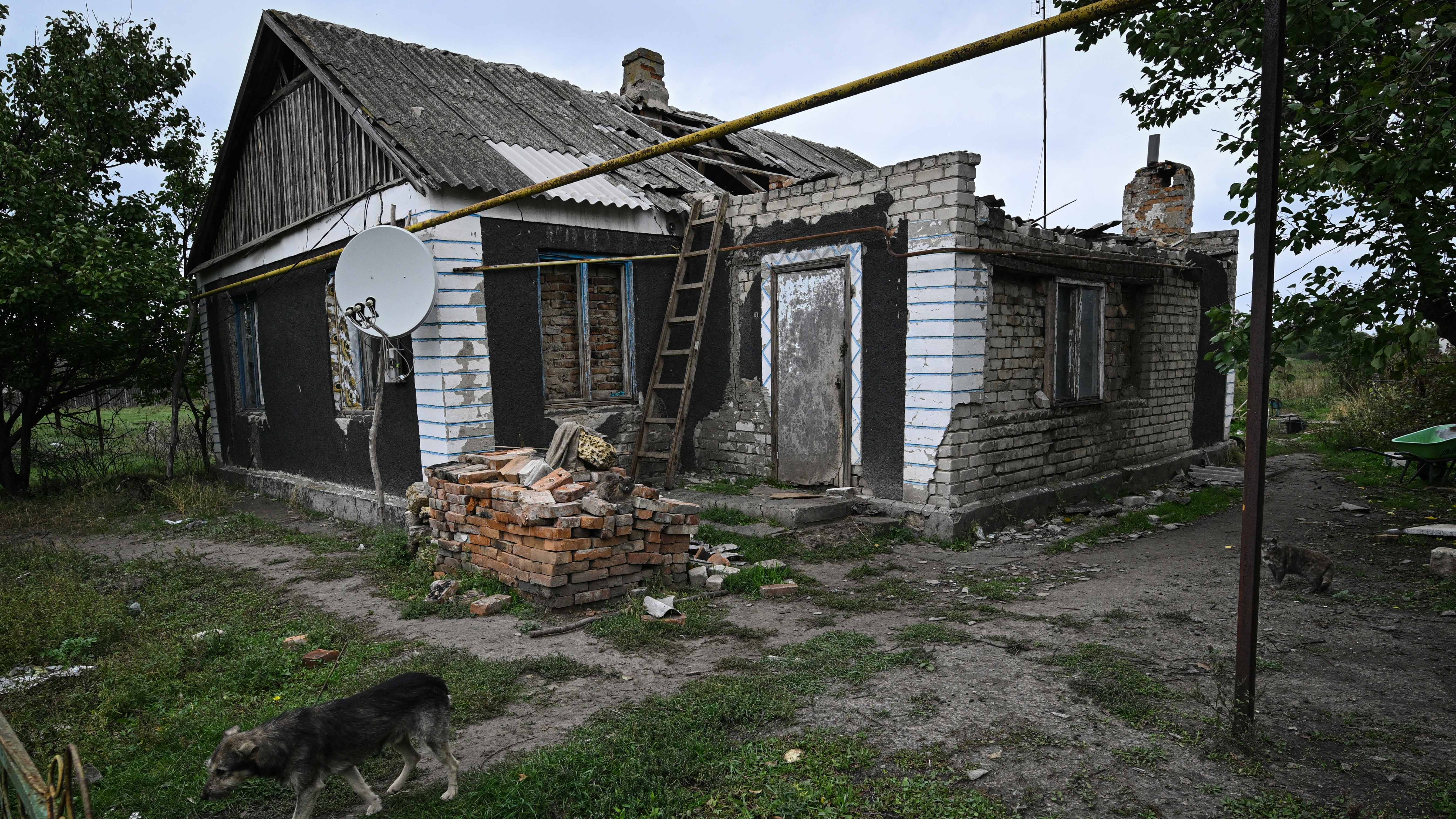 Image for the title: Russia hits Ukraine homes, evacuates Kherson, warns of escalation 