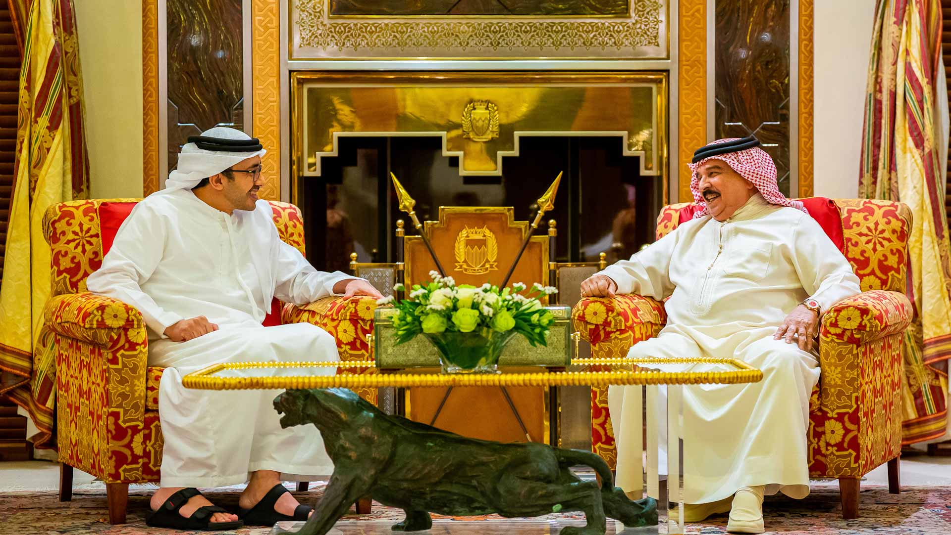 Image for the title: King of Bahrain receives Abdullah bin Zayed 