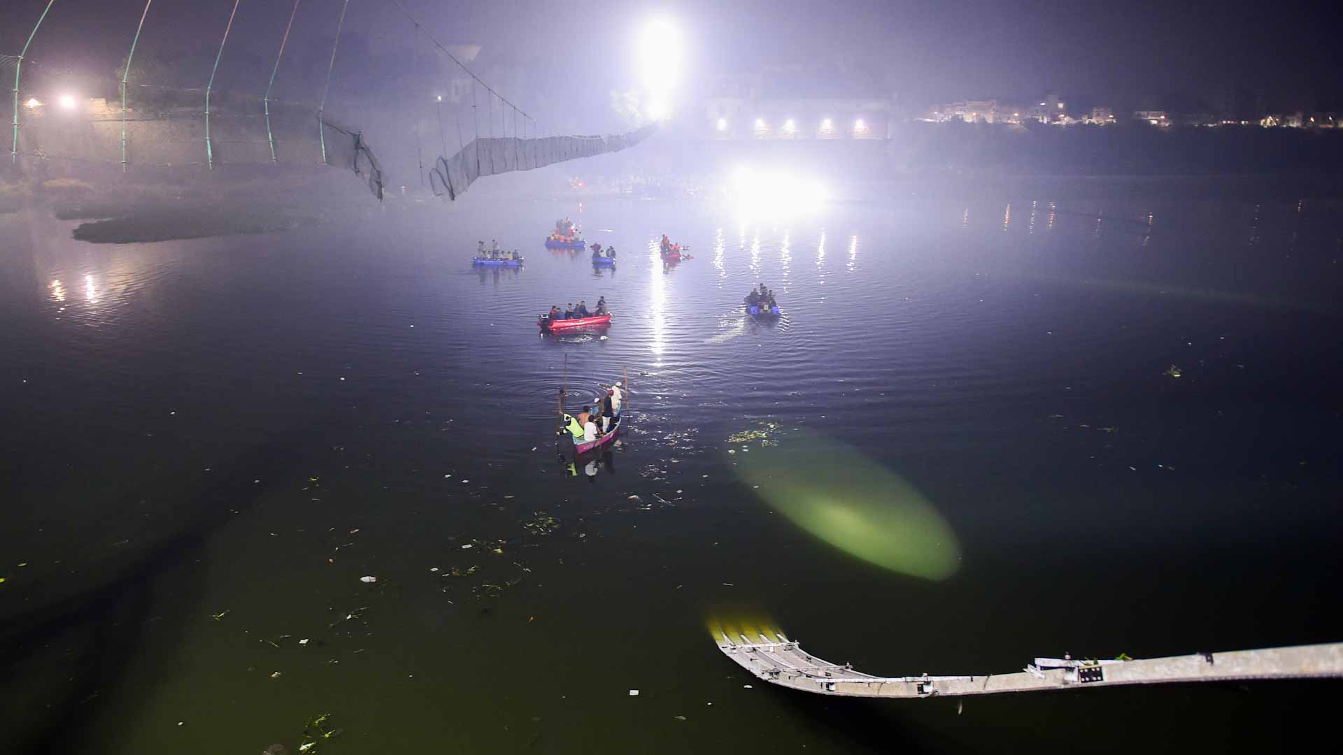 صورة بعنوان: بتواصل عملية البحث...حصيلة ضحايا انهيار جسر في الهند ترتفع إلى 130 