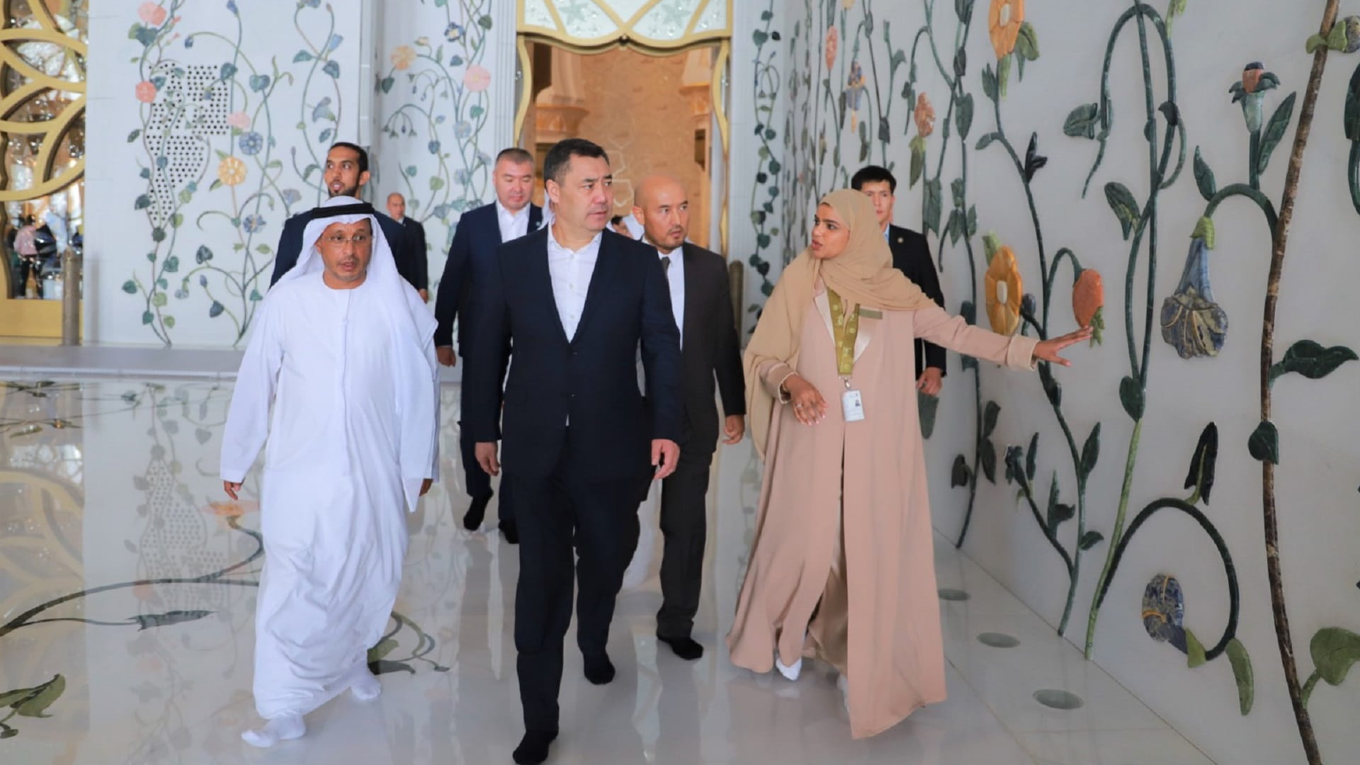 Image for the title: Kyrgyz President visits Sheikh Zayed Grand Mosque 