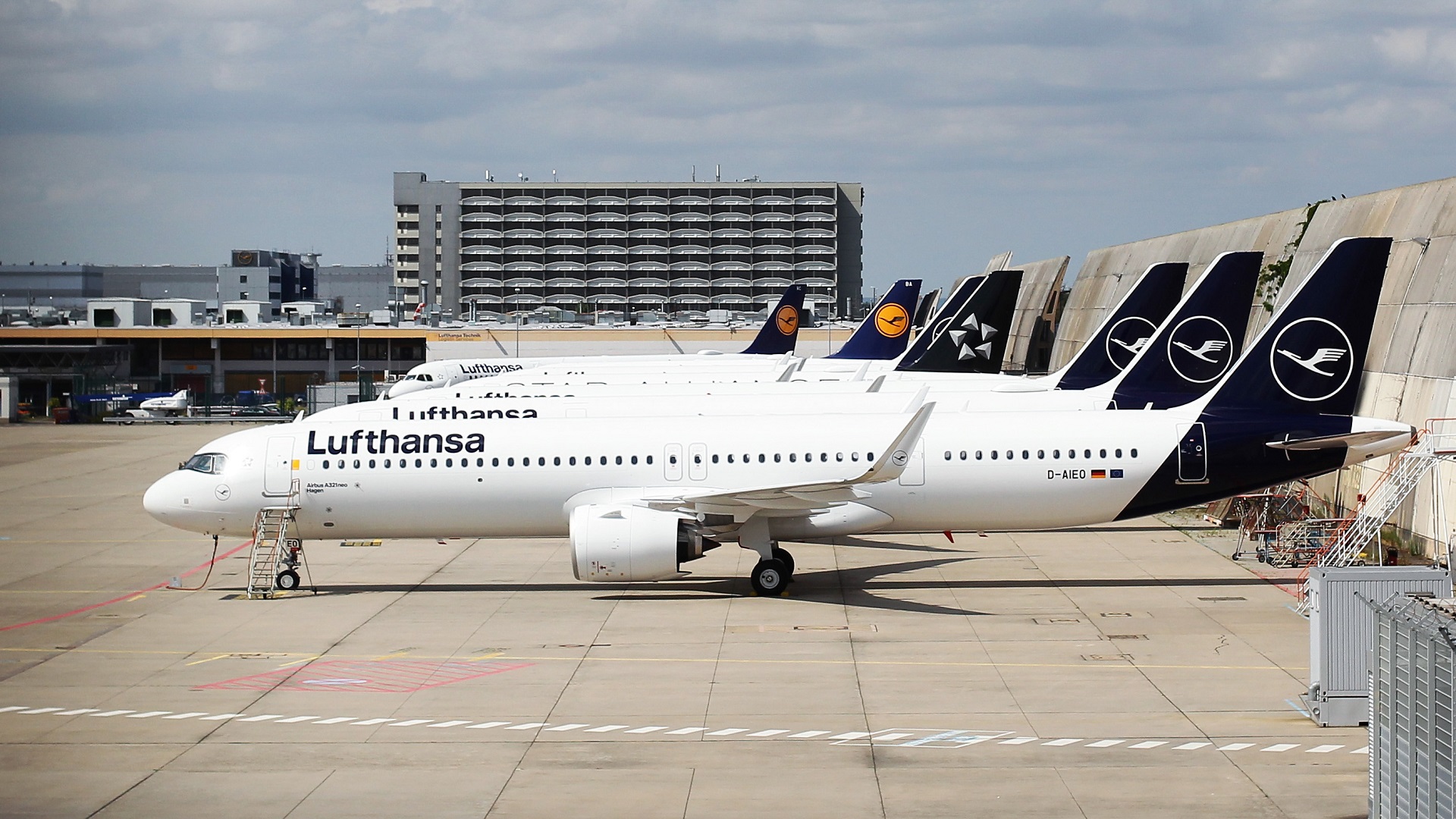 Image for the title: Lufthansa airlines suspends 800 flights because of pilots’ strike 