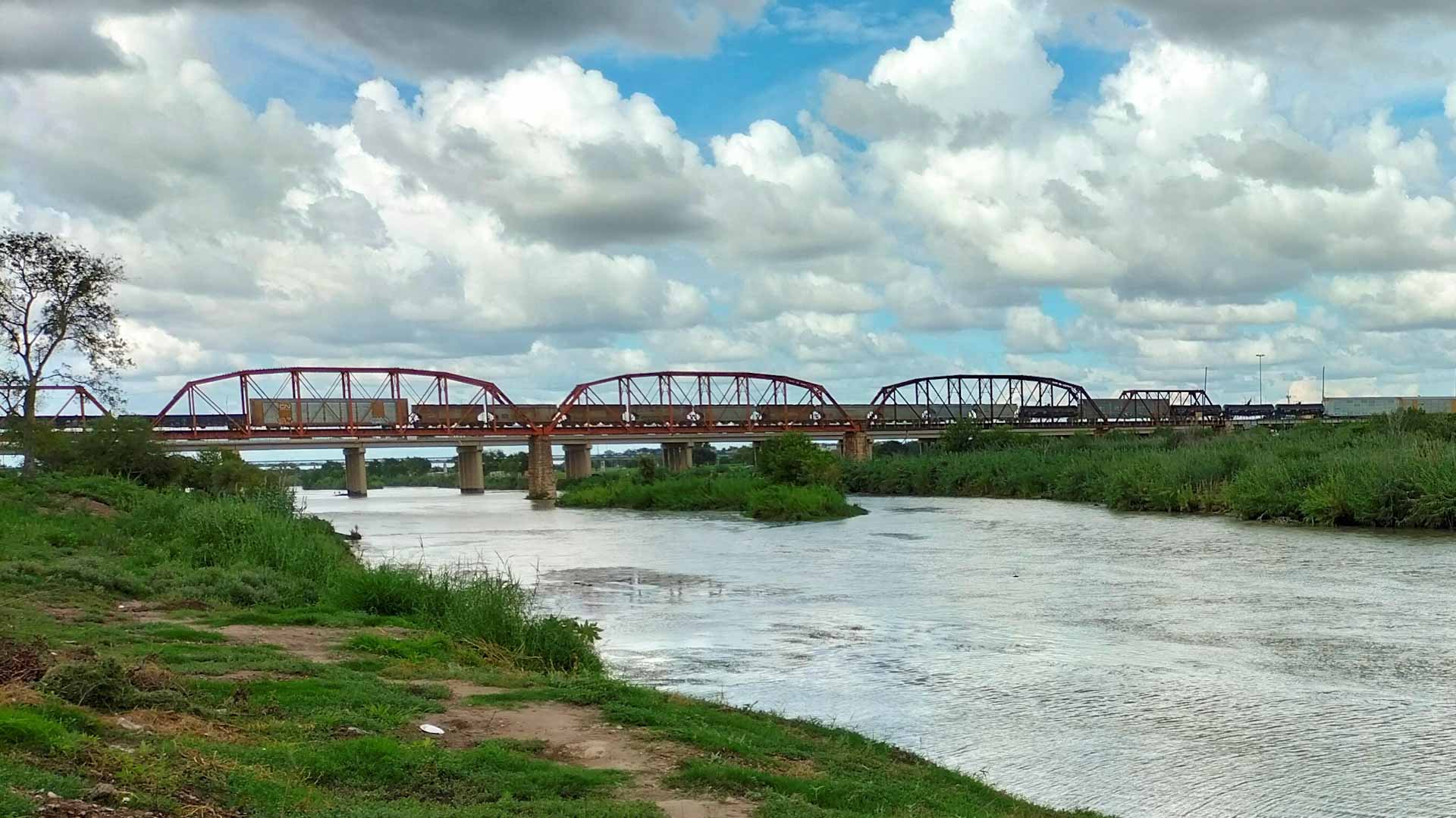 Image for the title: Nine migrants die trying to cross Rio Grande River into US 