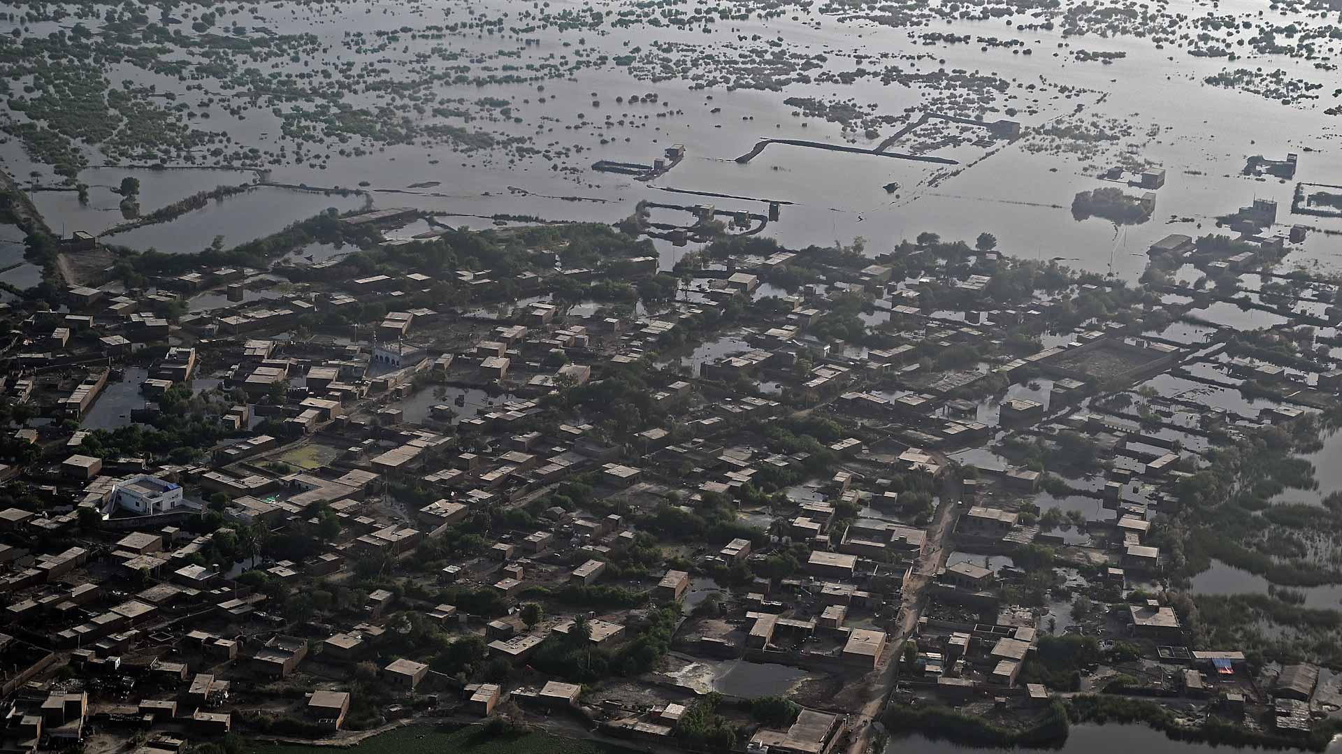 Image for the title: Pakistan struggles to avert danger as floods rise 