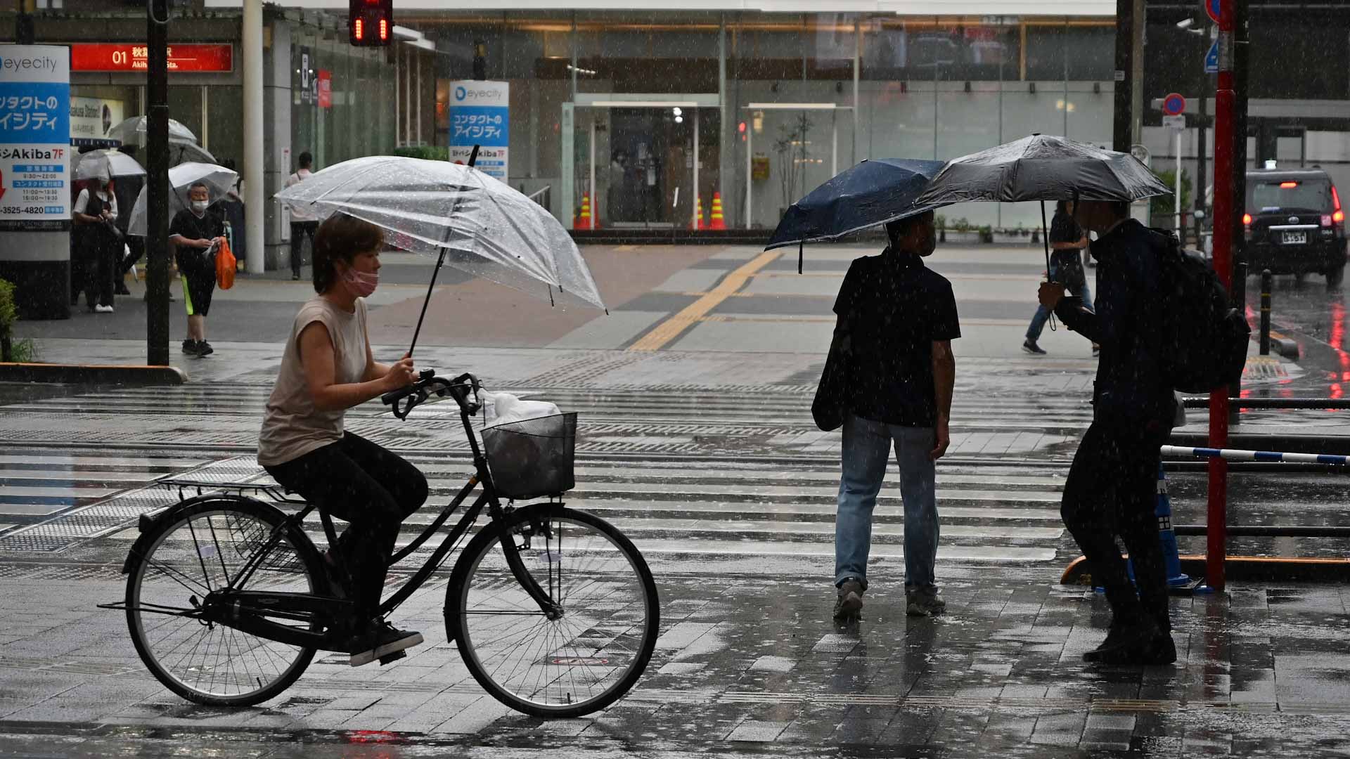 Image for the title: Flights cancelled, production suspended in Japan as storm nears 