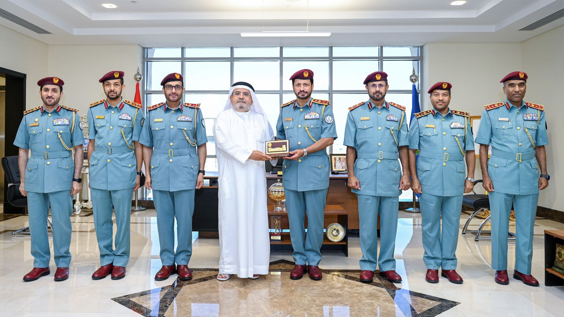 صورة بعنوان: اللواء الشامسي يستقبل اللواء المتقاعد علي الفردان  